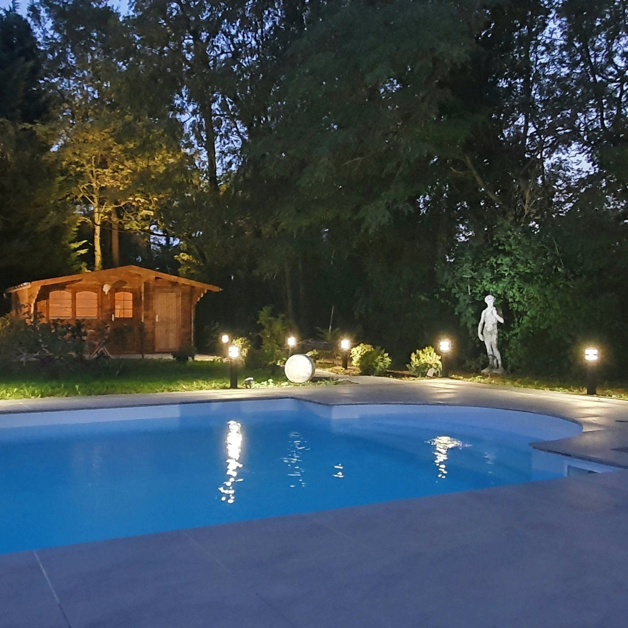 Lampada a led a piramide nera PYR60N-12V - Speciale bordo piscina - Altezza 60 cm - 12V -1000 lumen - Trasformatore non incluso - Lumihome-France.com