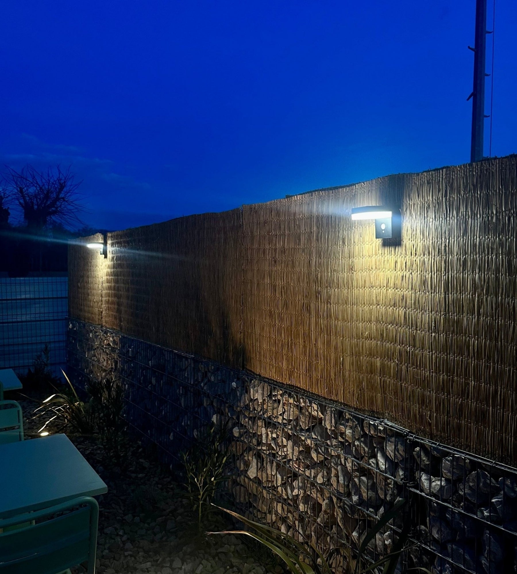 Candeeiro de parede LED solar para exterior VENUS - Detetor de movimento - 3 modos de iluminação 100 a 1000 lúmens