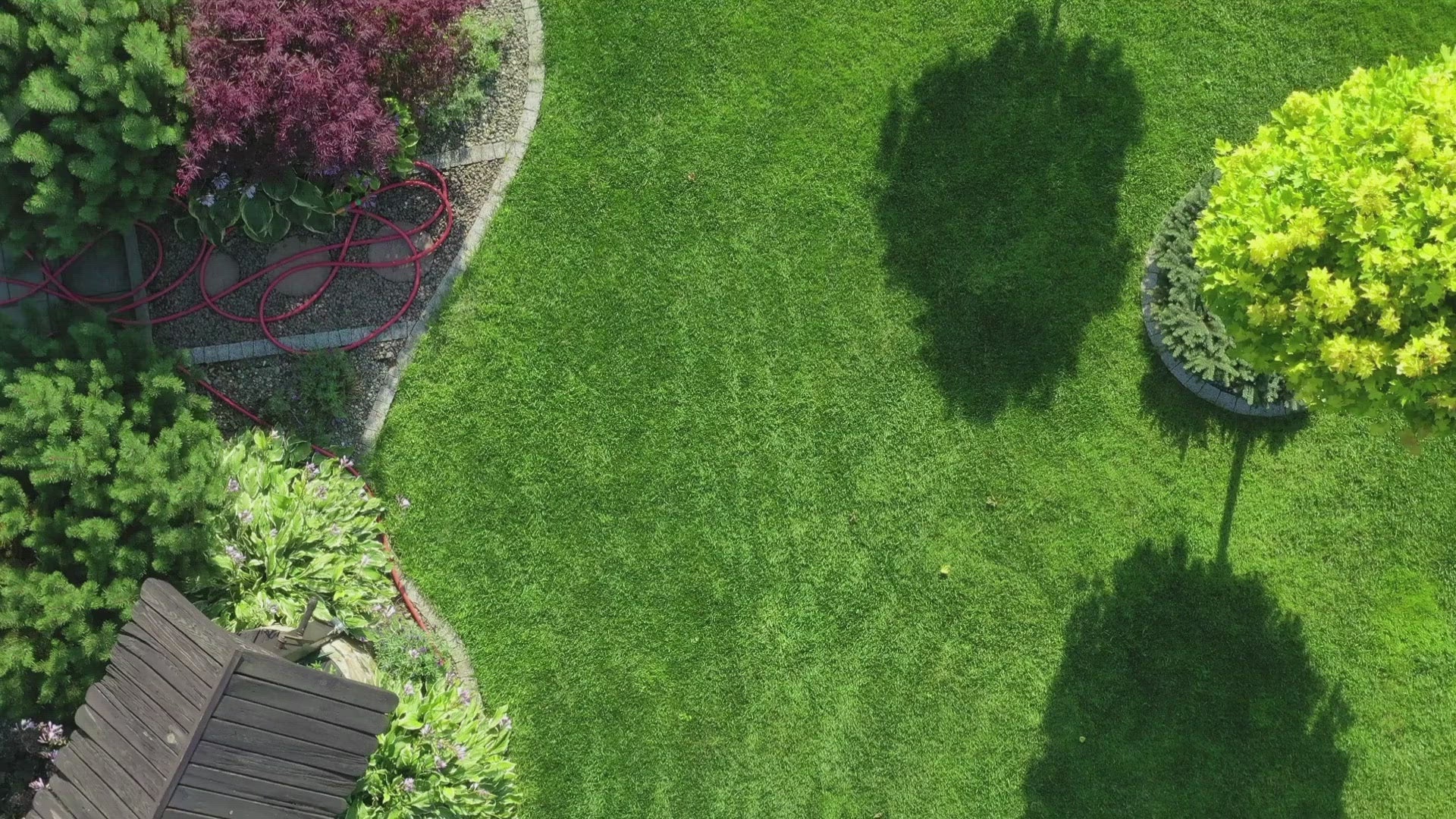 Une allée et un jardin vus de dessus