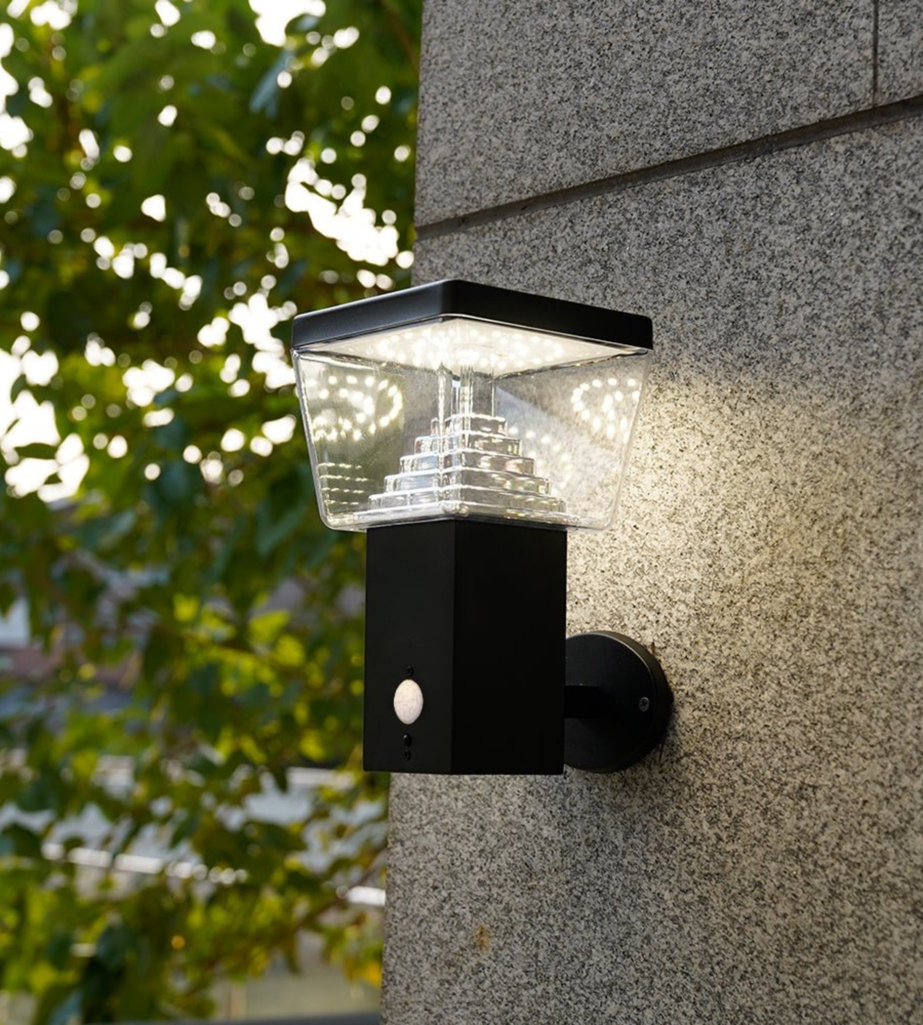Applique Led solaire noire LIBERTY - Détecteur de mouvements - 3 modes d'éclairage 75 à 600 lumens - Lumihome