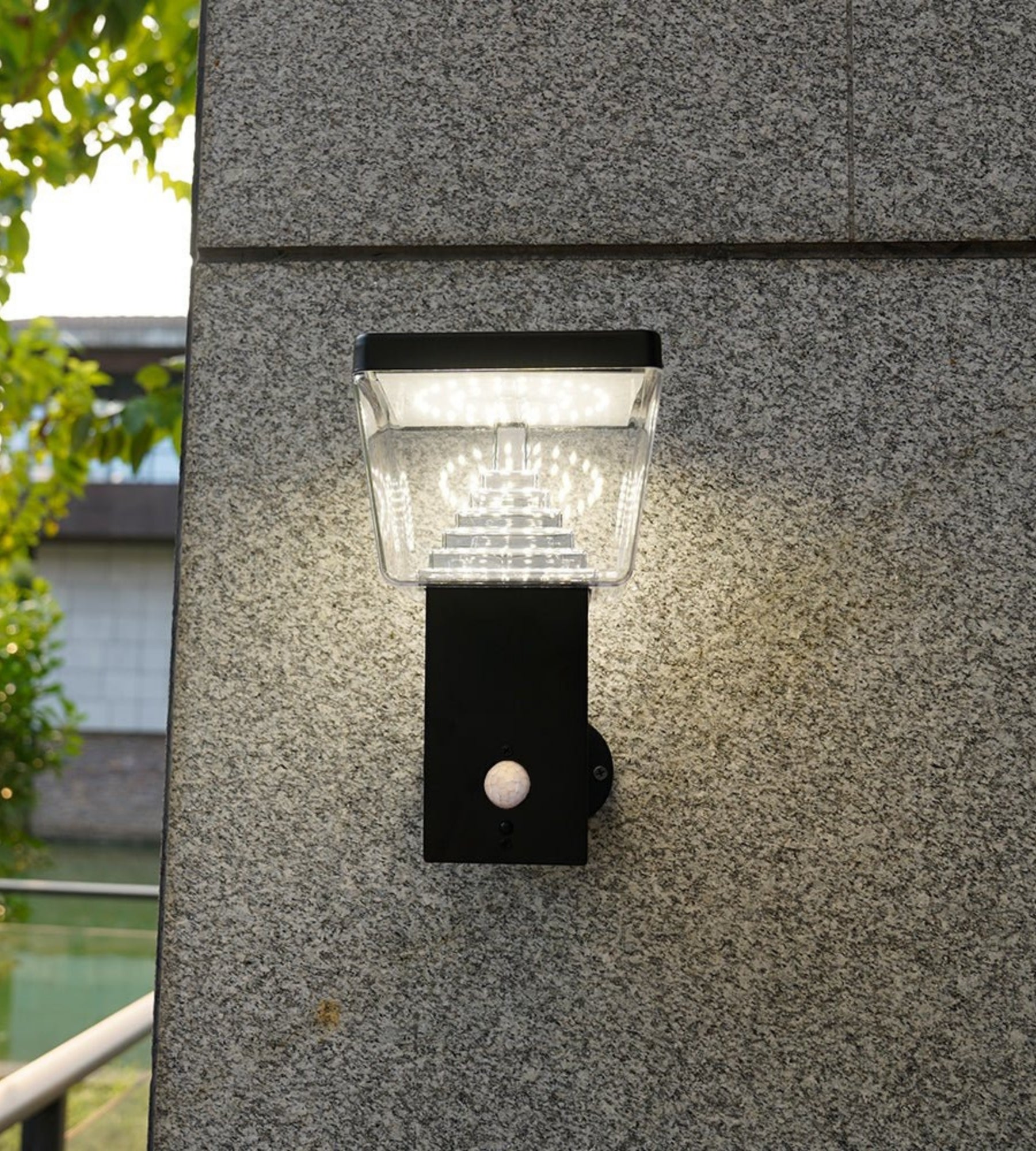 Applique Led solaire noire LIBERTY - Détecteur de mouvements - 3 modes d'éclairage 75 à 600 lumens - Lumihome