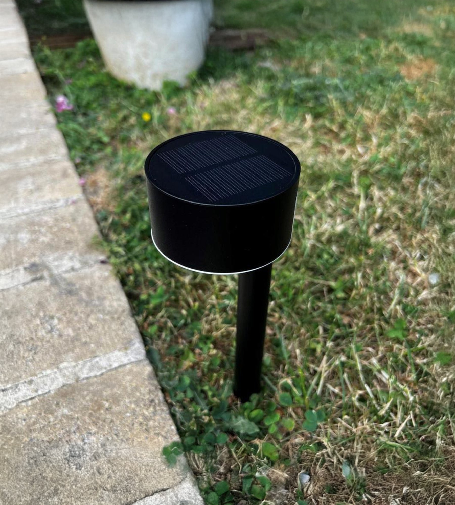 Balise Led solaire QUEEN - À planter - Hauteur 24cm - 100 lumens