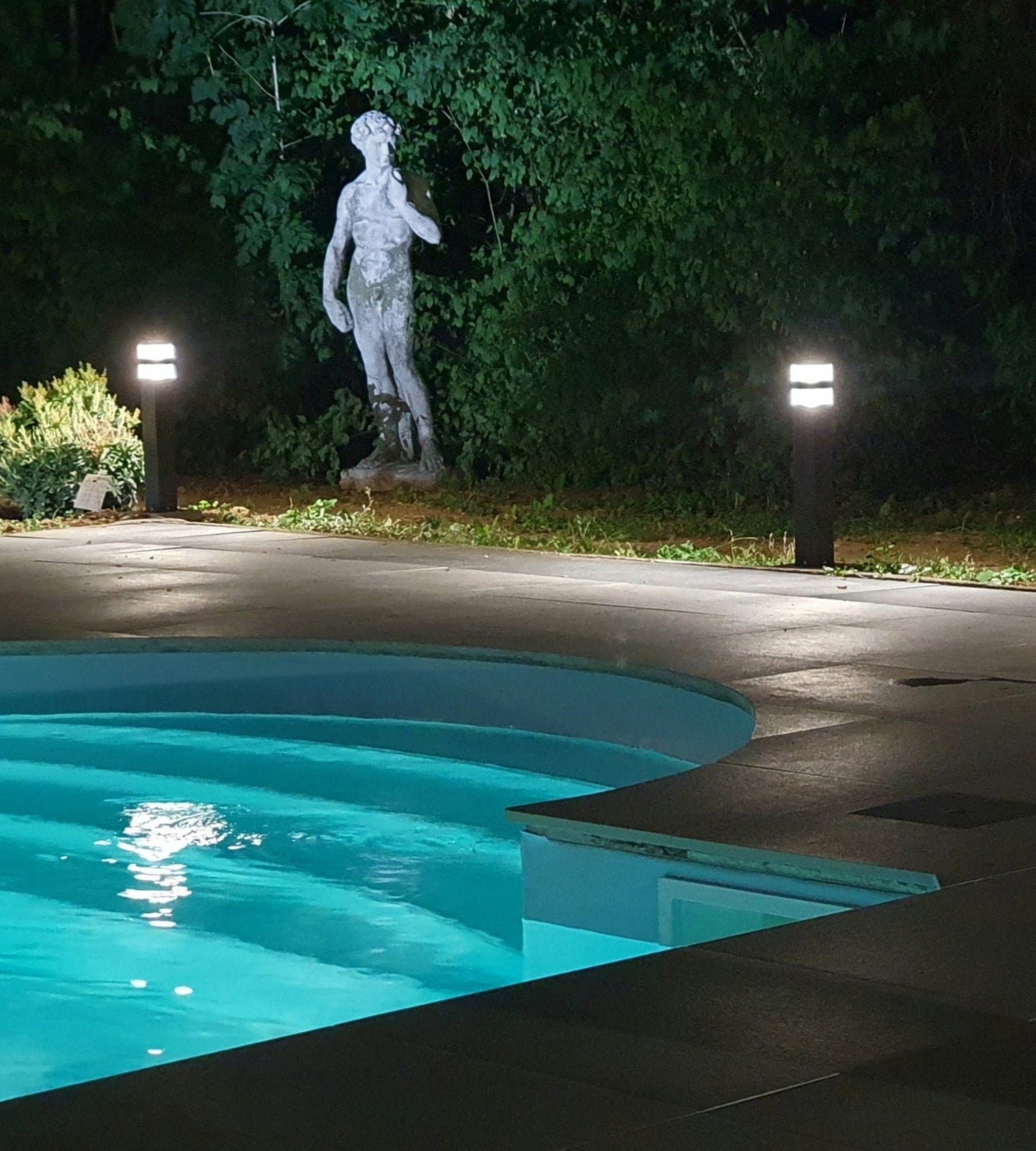 Borne Led Pyramide abords de piscine - 12V - 1000 lumens - 4000K - Lumihome