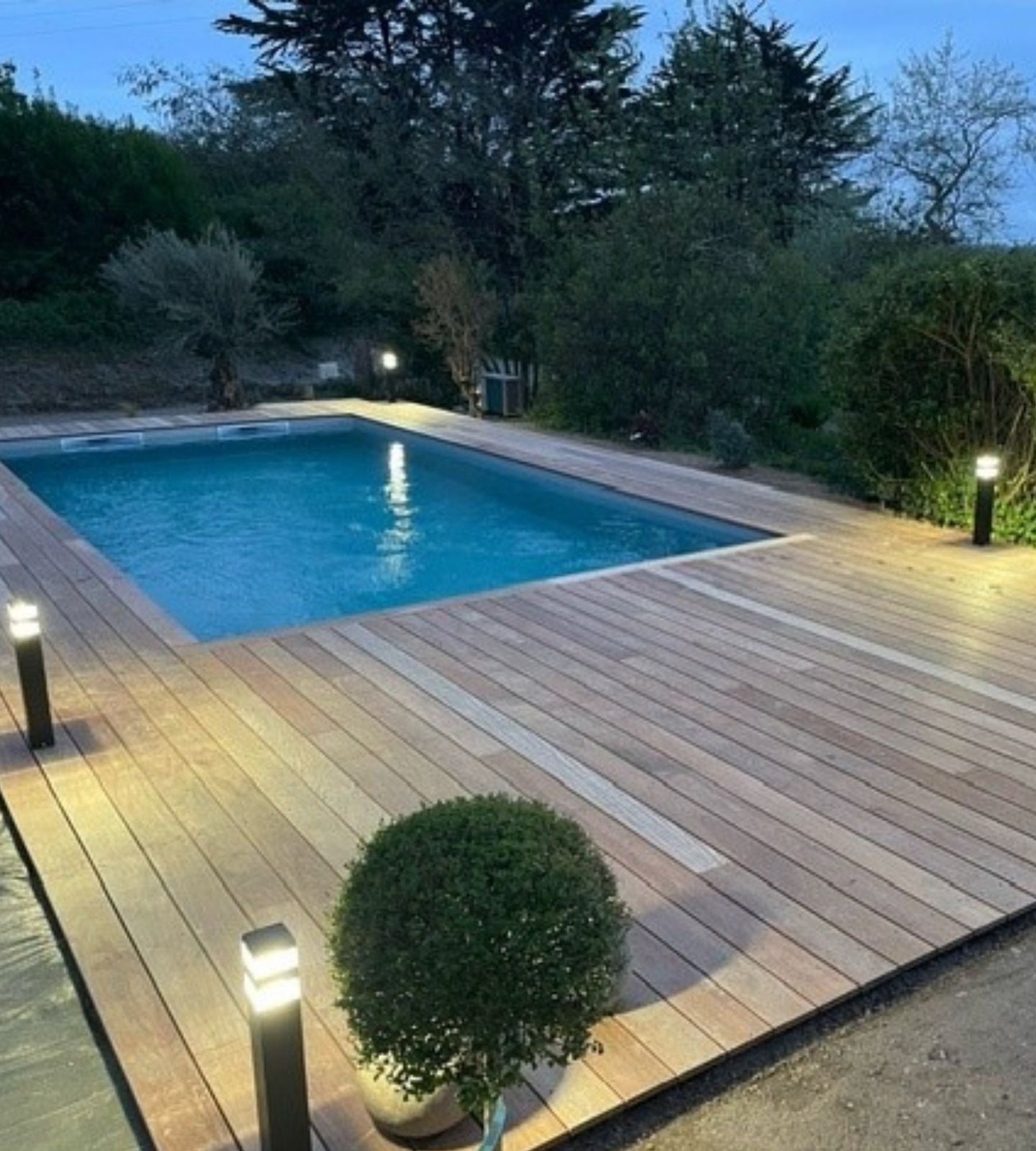 Borne Led Pyramide abords de piscine - 12V - 1000 lumens - 4000K - Lumihome