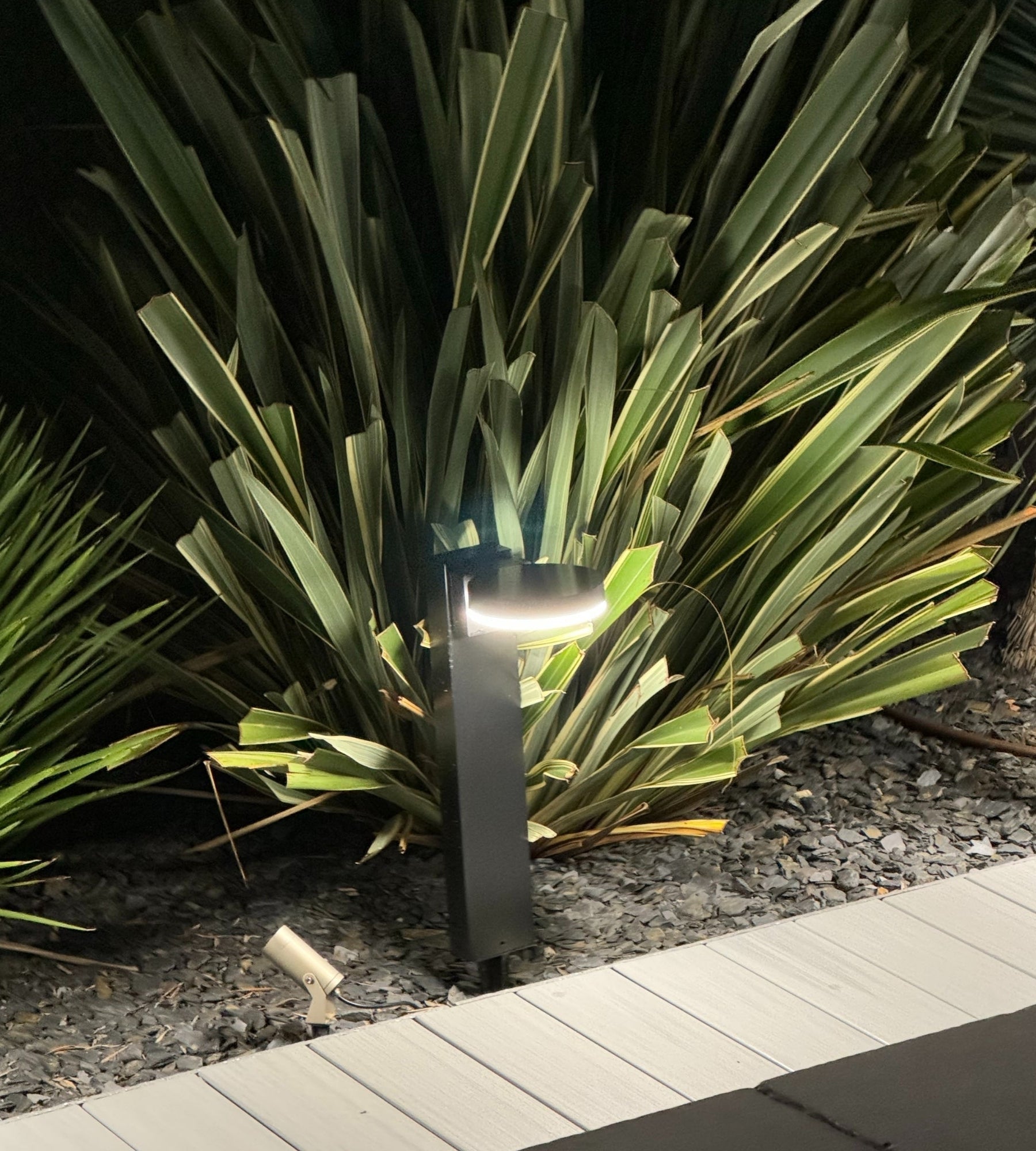 Borne Led solaire DAYTONA - Détecteur de mouvements - 3 modes d'éclairages 100 à 1000 lumens - Lumihome