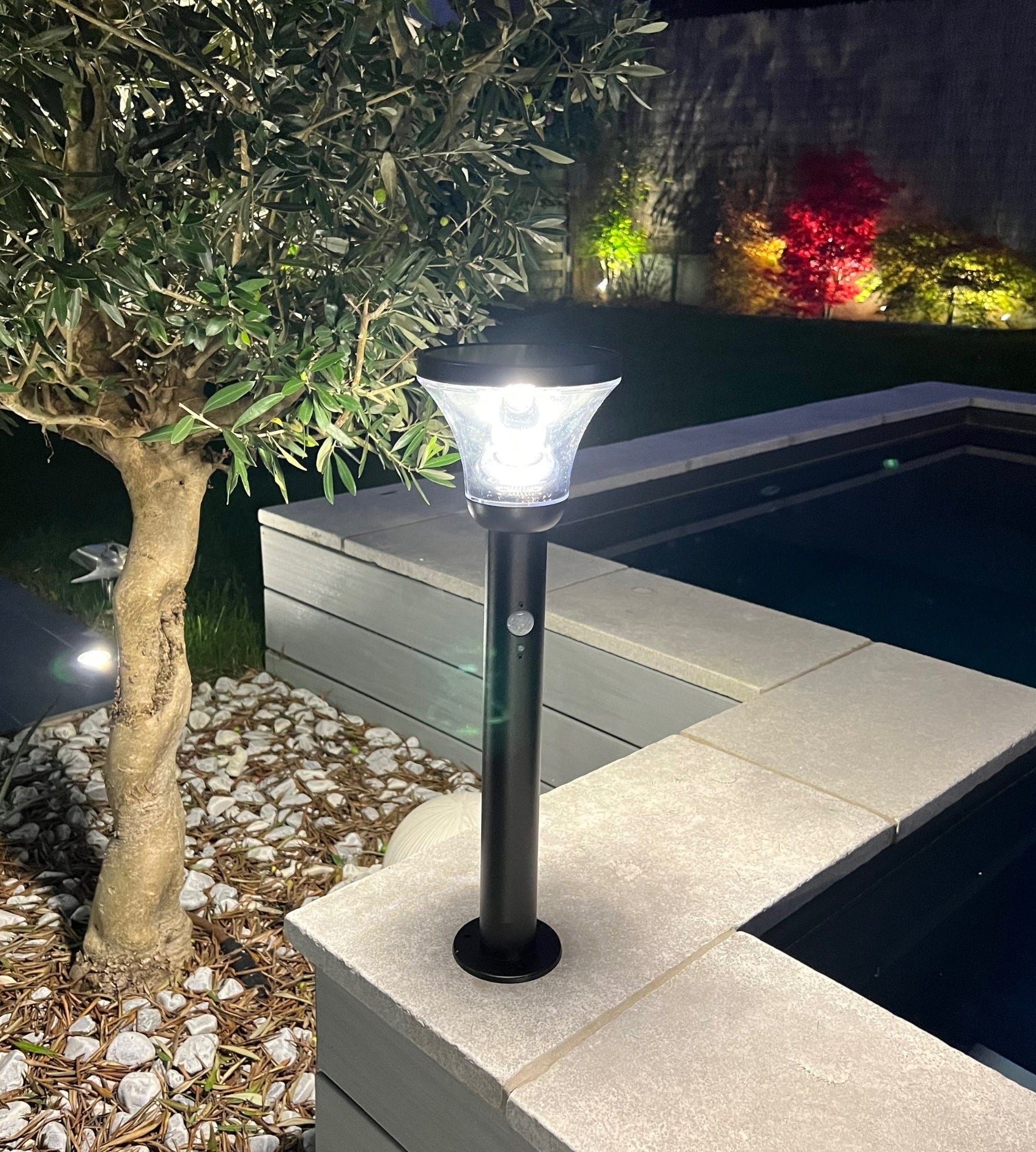 Borne Led solaire DIVA - Détecteur de mouvements - 3 modes d'éclairage de 75 à 600 lumens - Lumihome