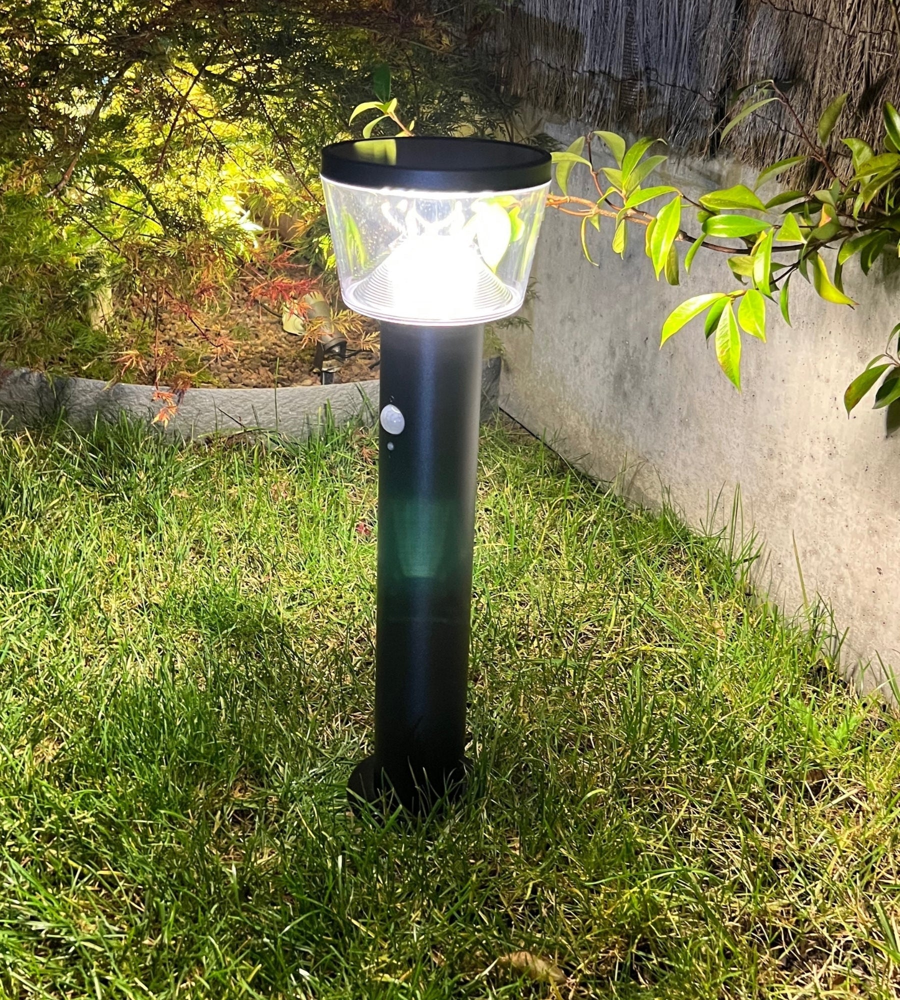 Borne Led solaire DUBLIN - Détecteur de mouvements - 3 modes d'éclairages 100 à 1000 lumens - Lumihome