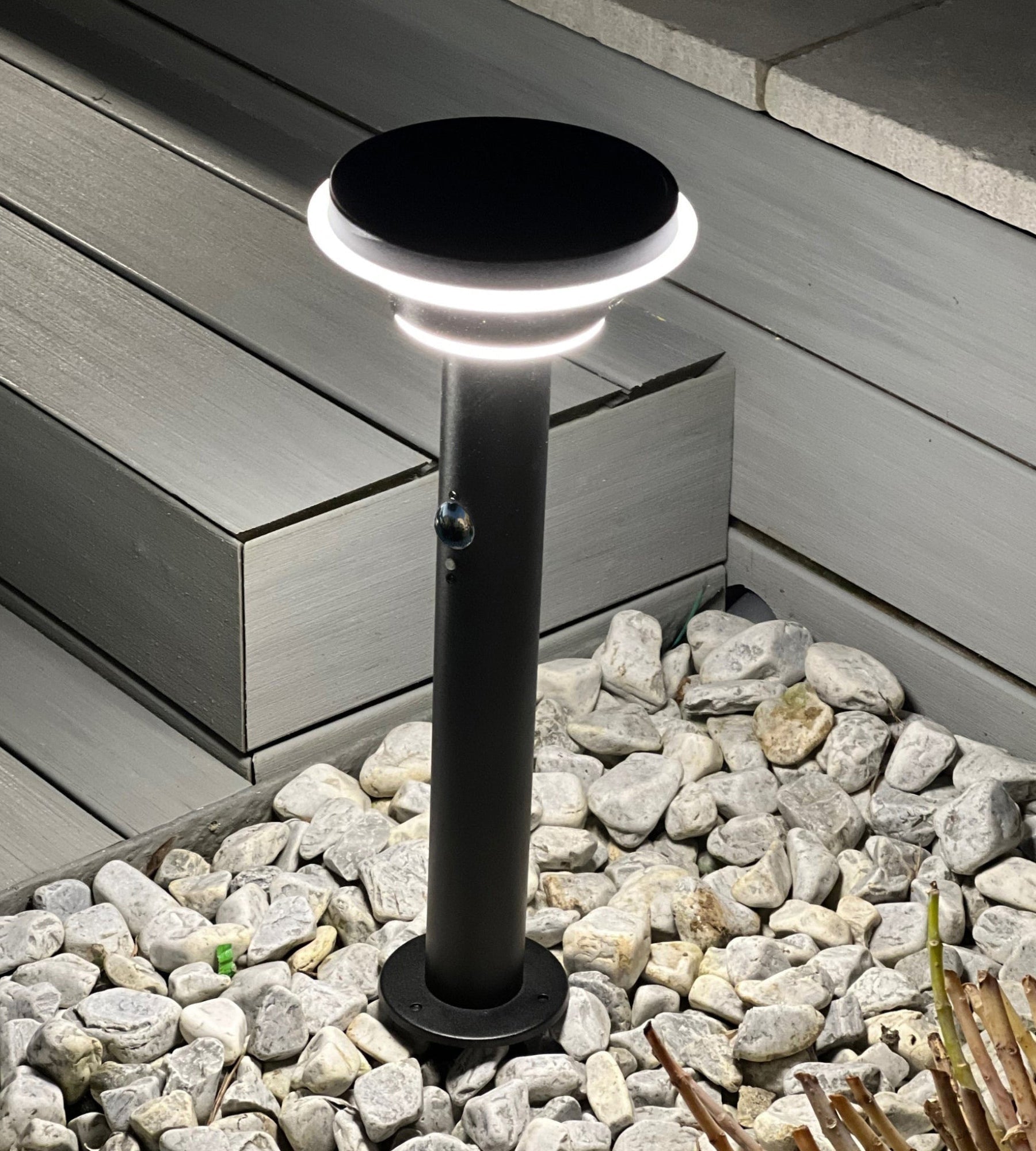 Borne Led solaire GENOVA - Détecteur de mouvements - 3 modes d'éclairage 100 à 1000 lumens - Lumihome