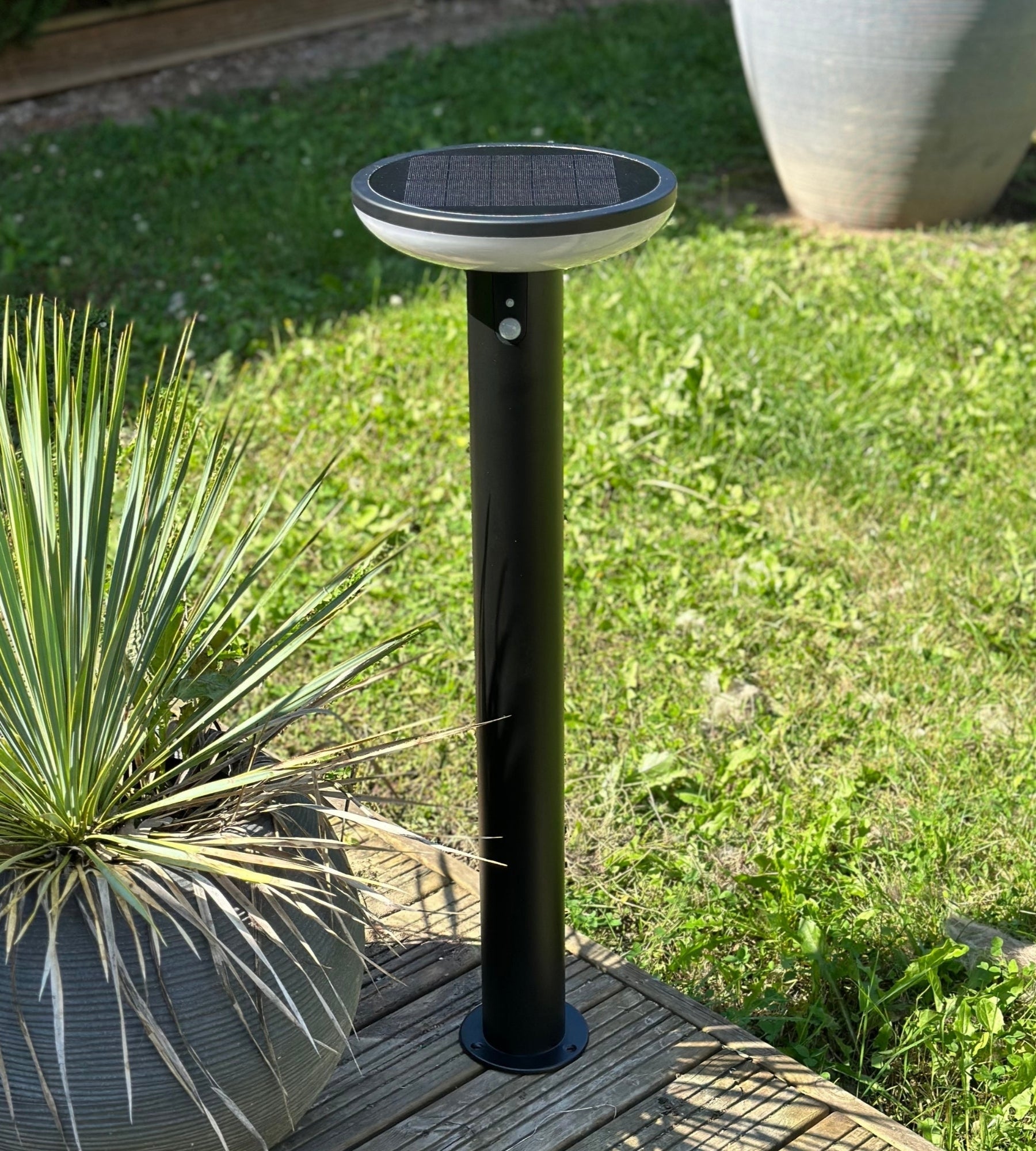 Borne Led solaire HALO - Détecteur de mouvements - 3 modes d'éclairages 100 à 1000 lumens - Lumihome