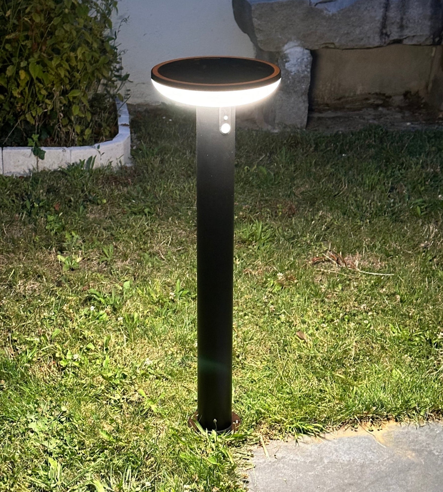Borne Led solaire HALO - Détecteur de mouvements - 3 modes d'éclairages 100 à 1000 lumens - Lumihome