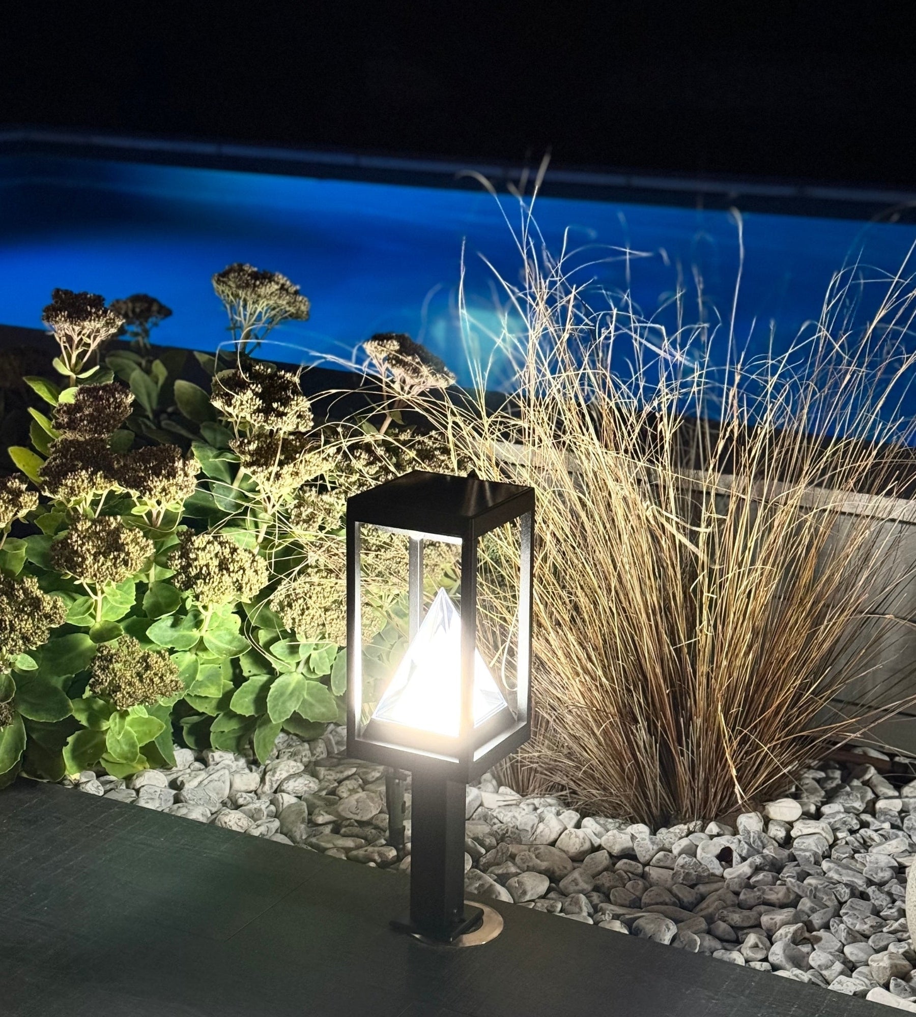 Borne Led solaire KEOPS - Détecteur de mouvements - 3 modes d'éclairages 75 à 600 lumens - Lumihome