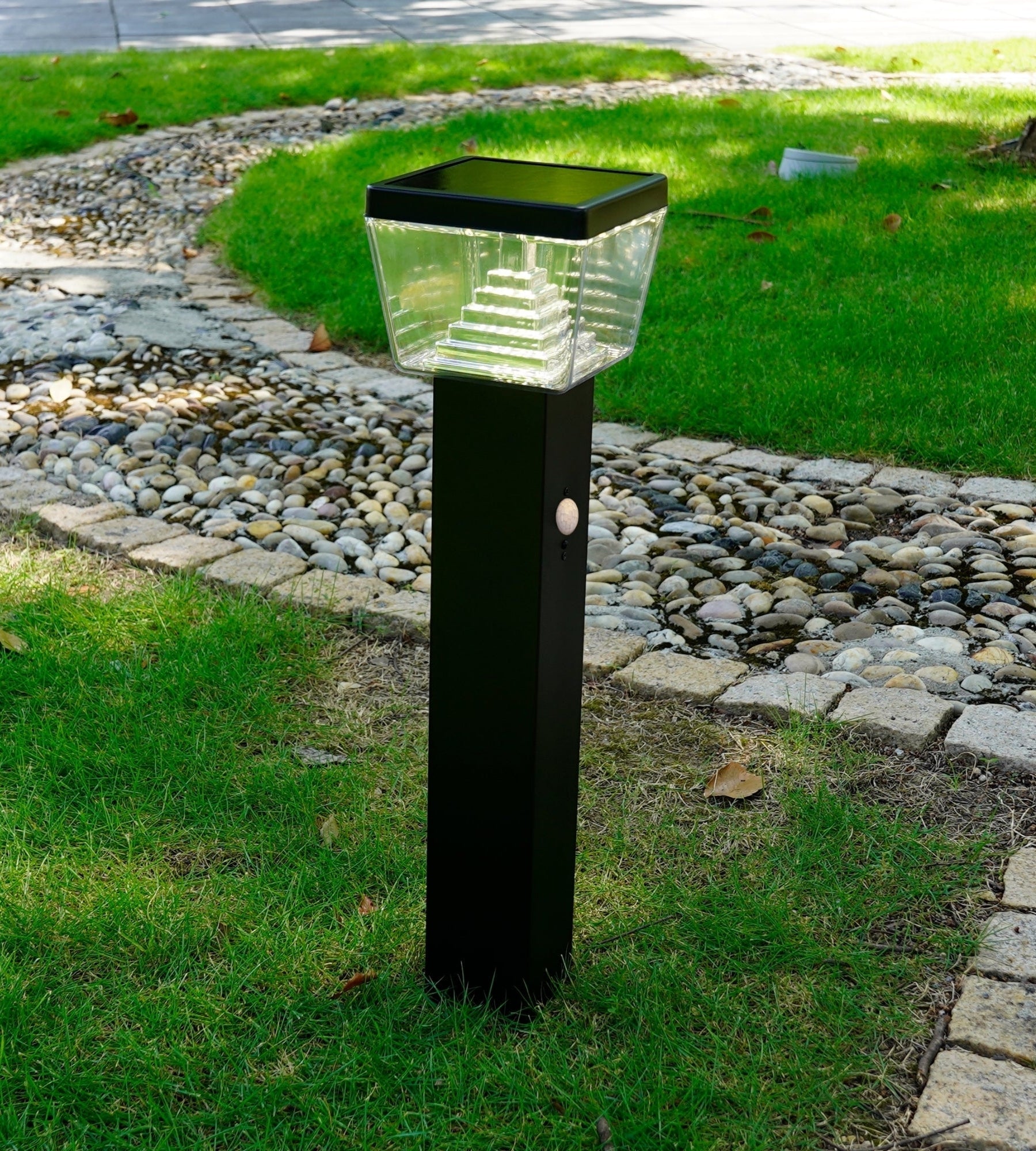 Borne Led solaire LIBERTY - Détecteur de mouvements - 3 modes d'éclairages 75 à 600 lumens - Lumihome