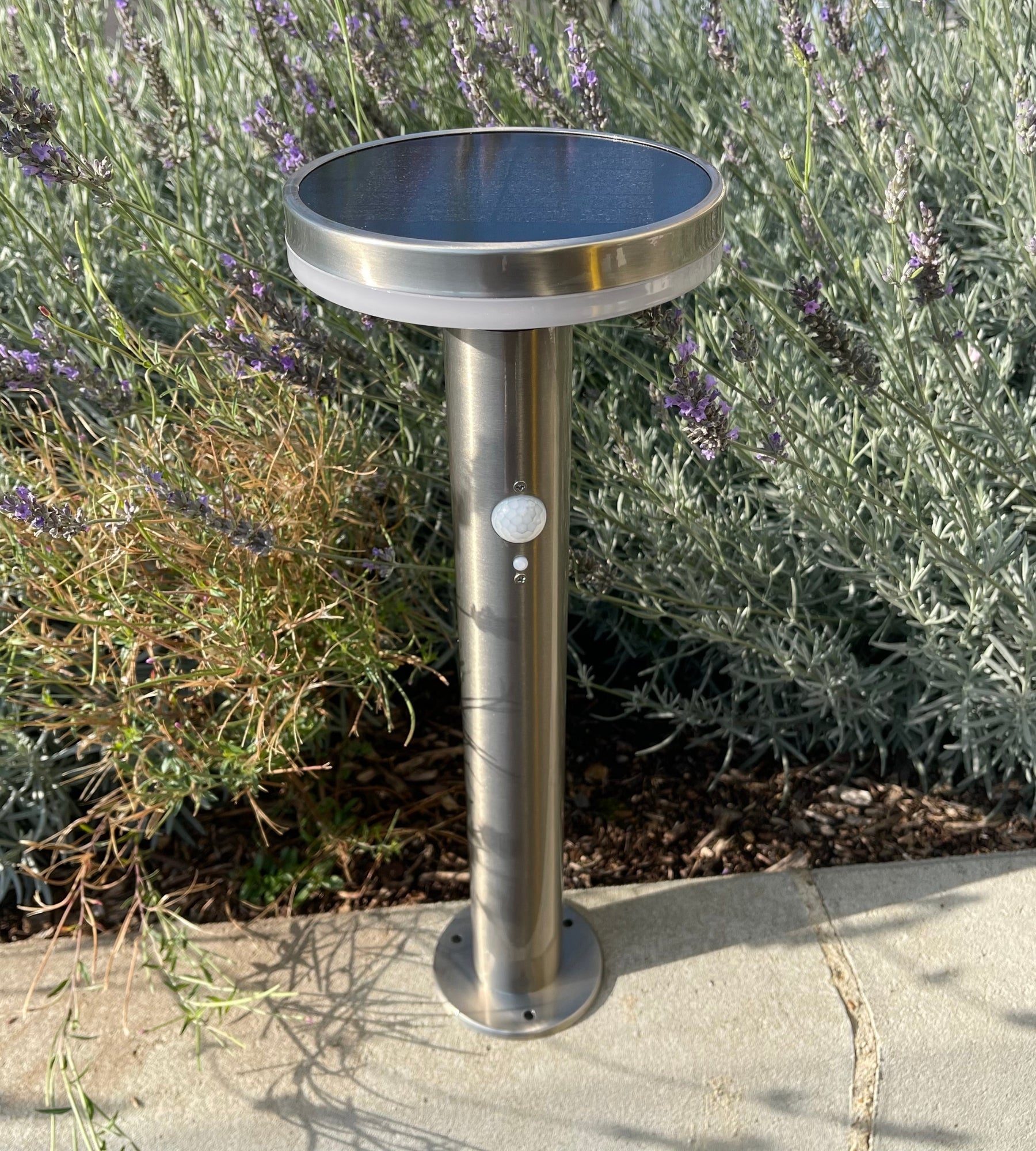 Borne Led solaire LIVING - Détecteur de mouvements - 3 modes d'éclairages 75 à 600 lumens - Lumihome