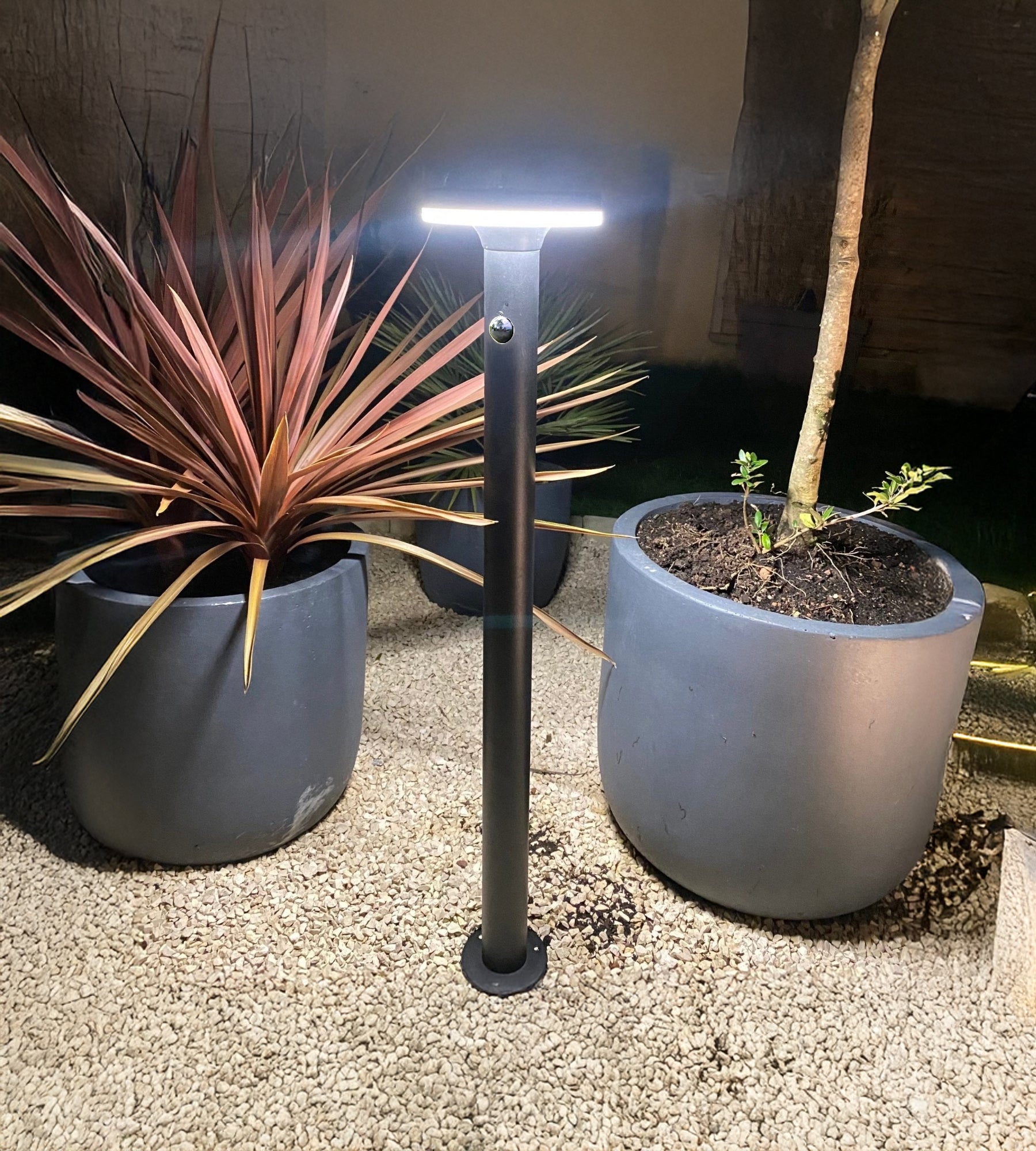 Borne Led solaire LIVING - Détecteur de mouvements - 3 modes d'éclairages 75 à 600 lumens - Lumihome