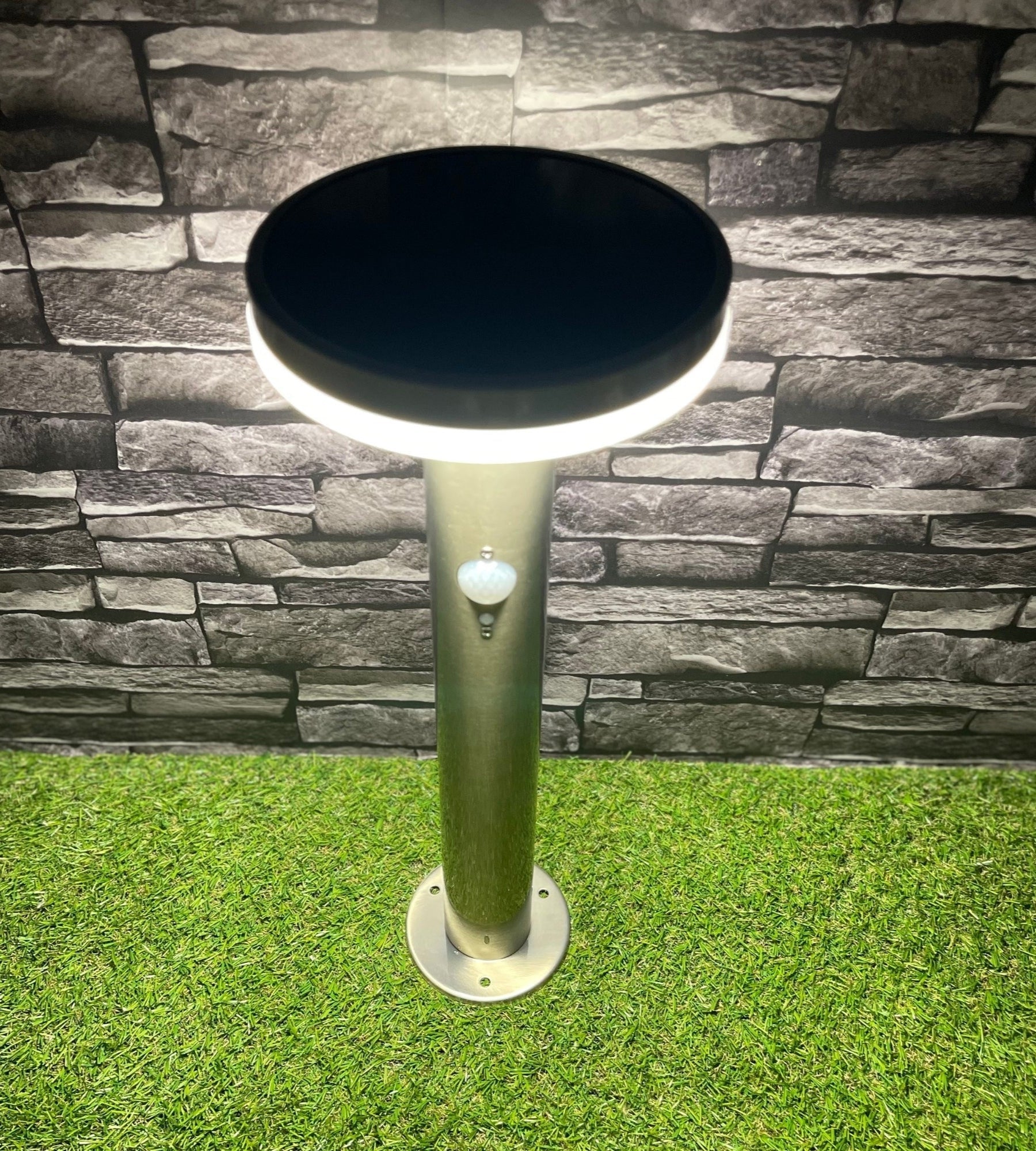 Borne Led solaire LIVING - Détecteur de mouvements - 3 modes d'éclairages 75 à 600 lumens - Lumihome