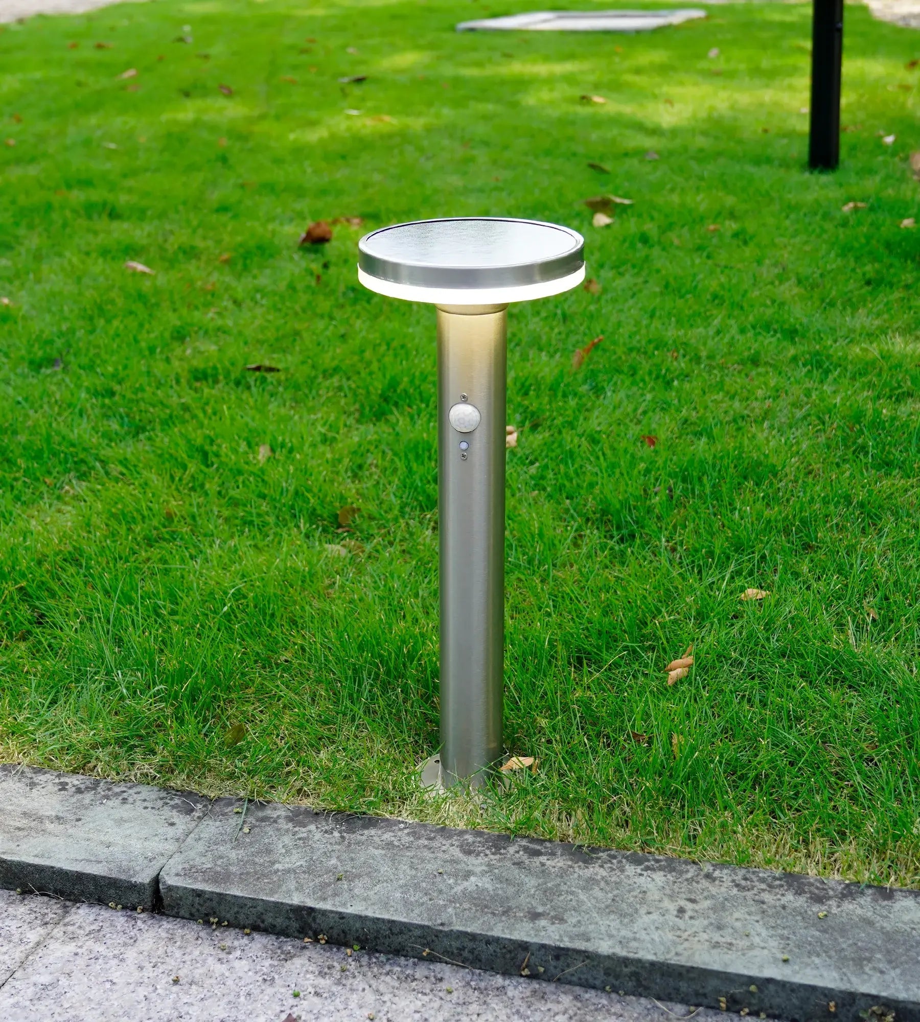 Borne Led solaire LIVING - Détecteur de mouvements - 3 modes d'éclairages 75 à 600 lumens - Lumihome