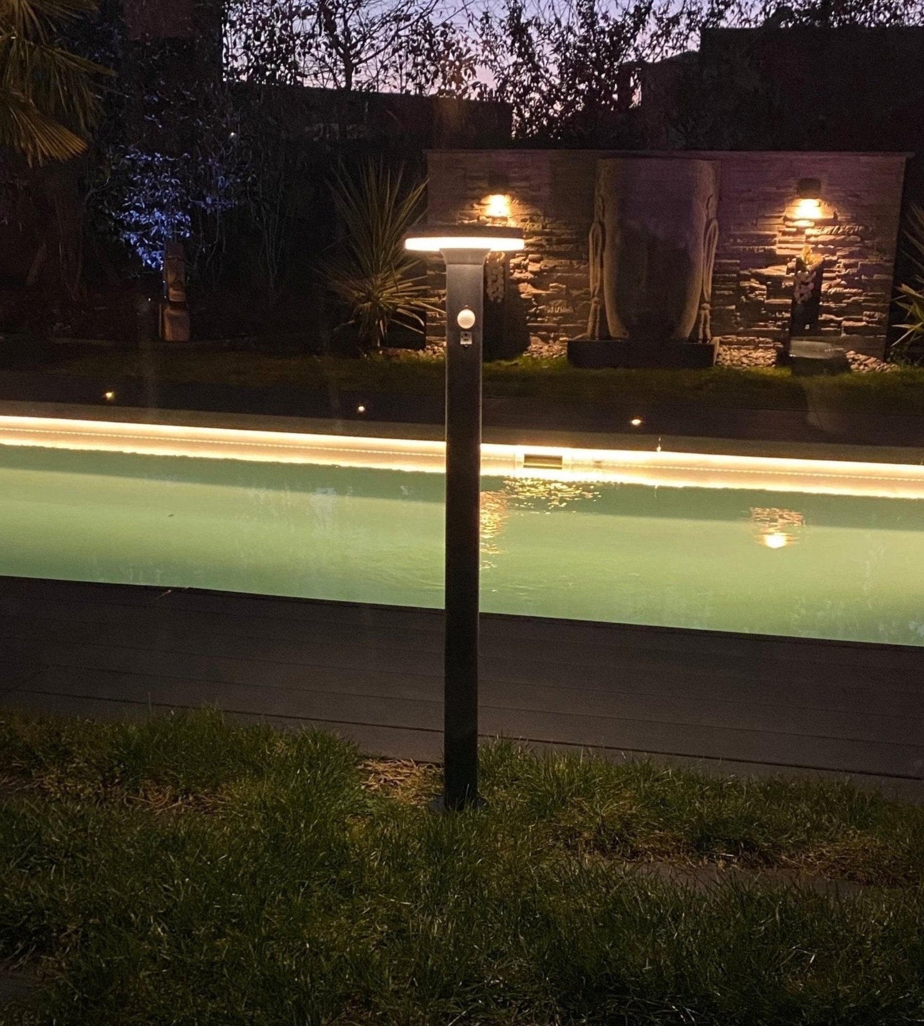 Borne Led solaire LIVING - Détecteur de mouvements - 3 modes d'éclairages 75 à 600 lumens