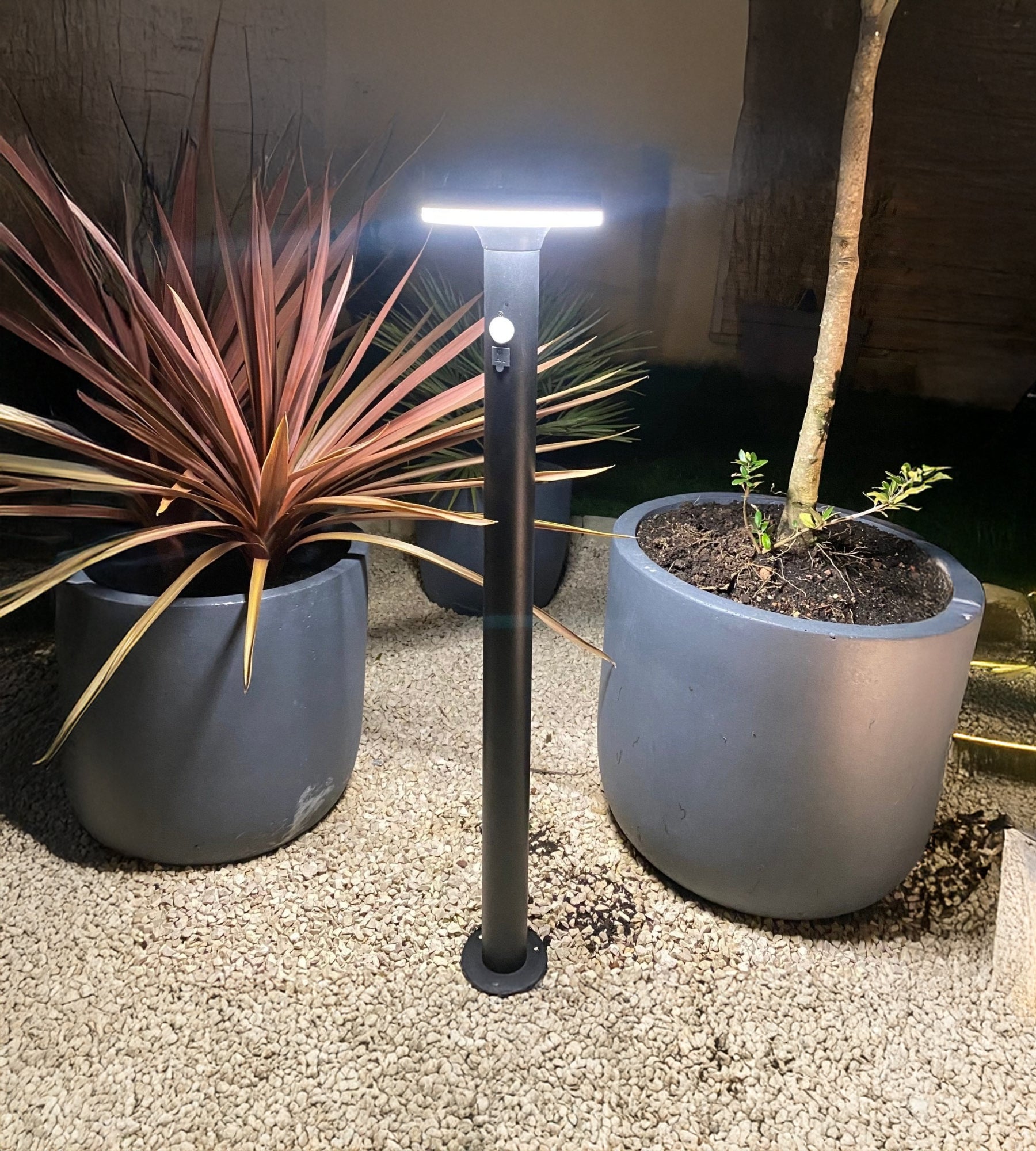 Borne Led solaire LIVING - Détecteur de mouvements - 3 modes d'éclairages 75 à 600 lumens