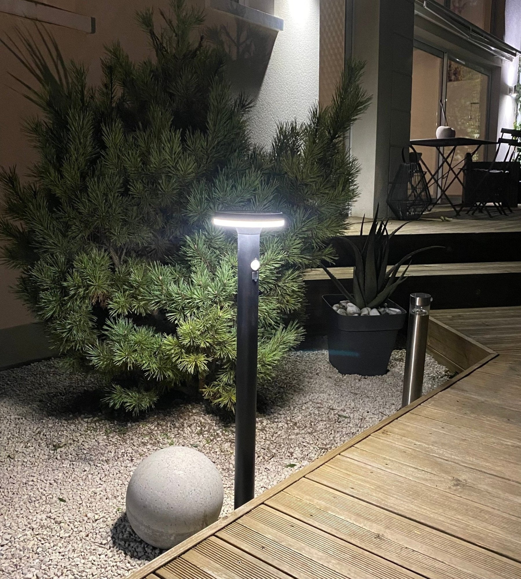 Borne Led solaire LIVING - Détecteur de mouvements - 3 modes d'éclairages 75 à 600 lumens