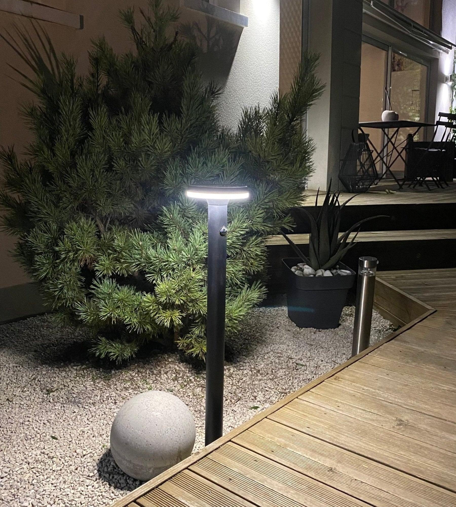 Borne Led solaire LIVING - Détecteur de mouvements - 3 modes d'éclairages 75 à 600 lumens