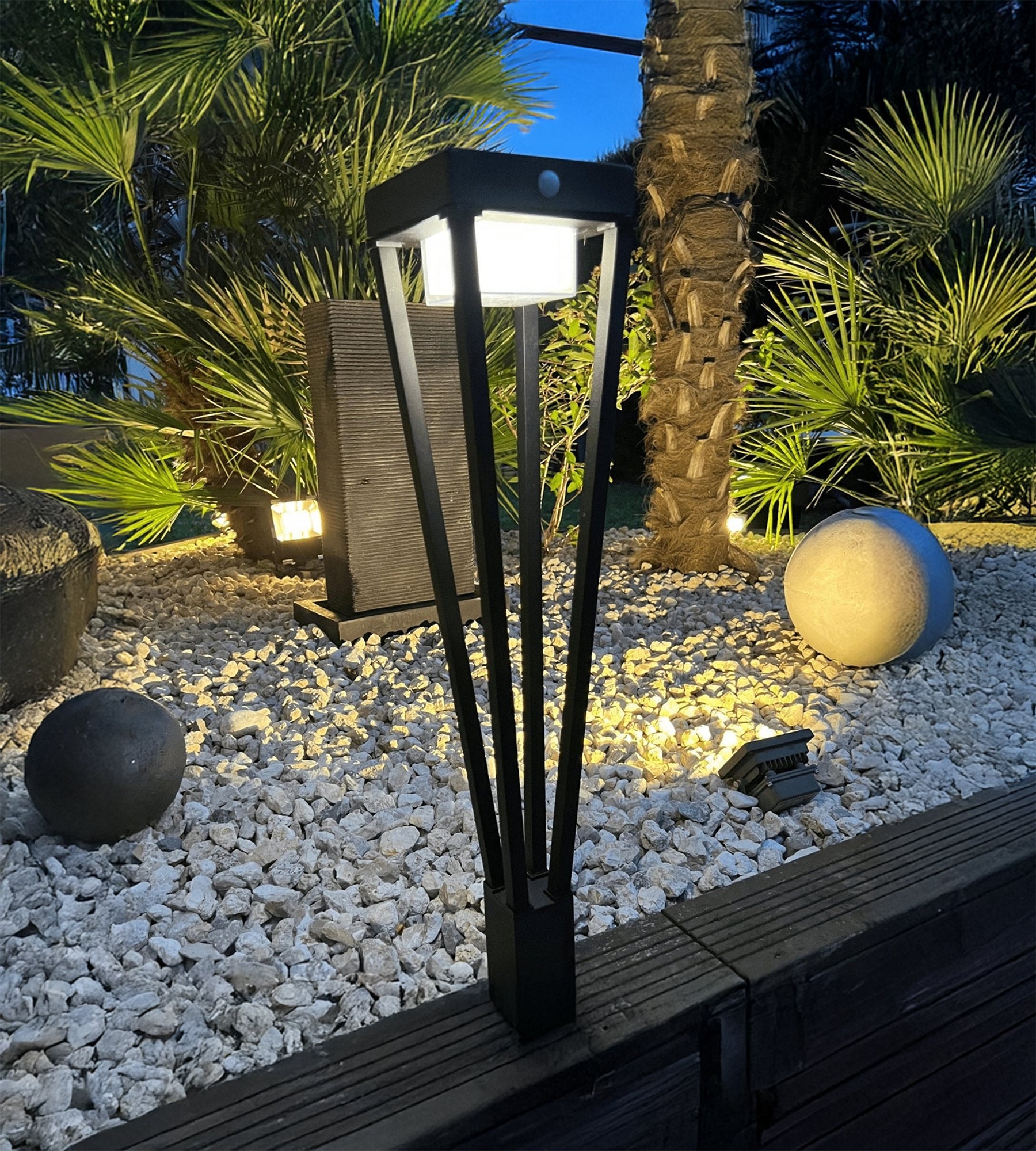 Borne Led solaire LUXOR - Détecteur de mouvements - 3 modes d'éclairages 75 à 600 lumens