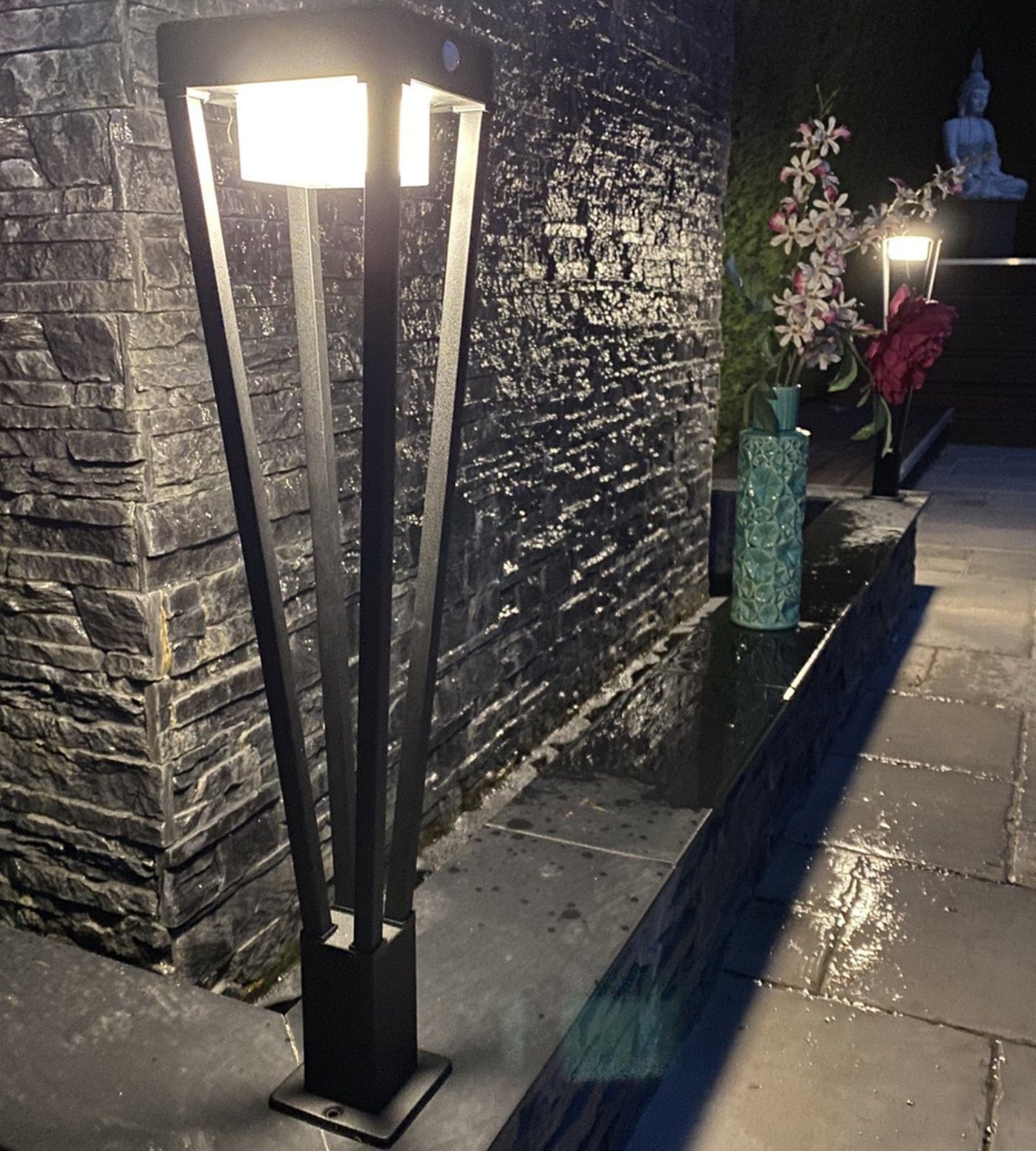 Borne Led solaire LUXOR - Détecteur de mouvements - 3 modes d'éclairages 75 à 600 lumens