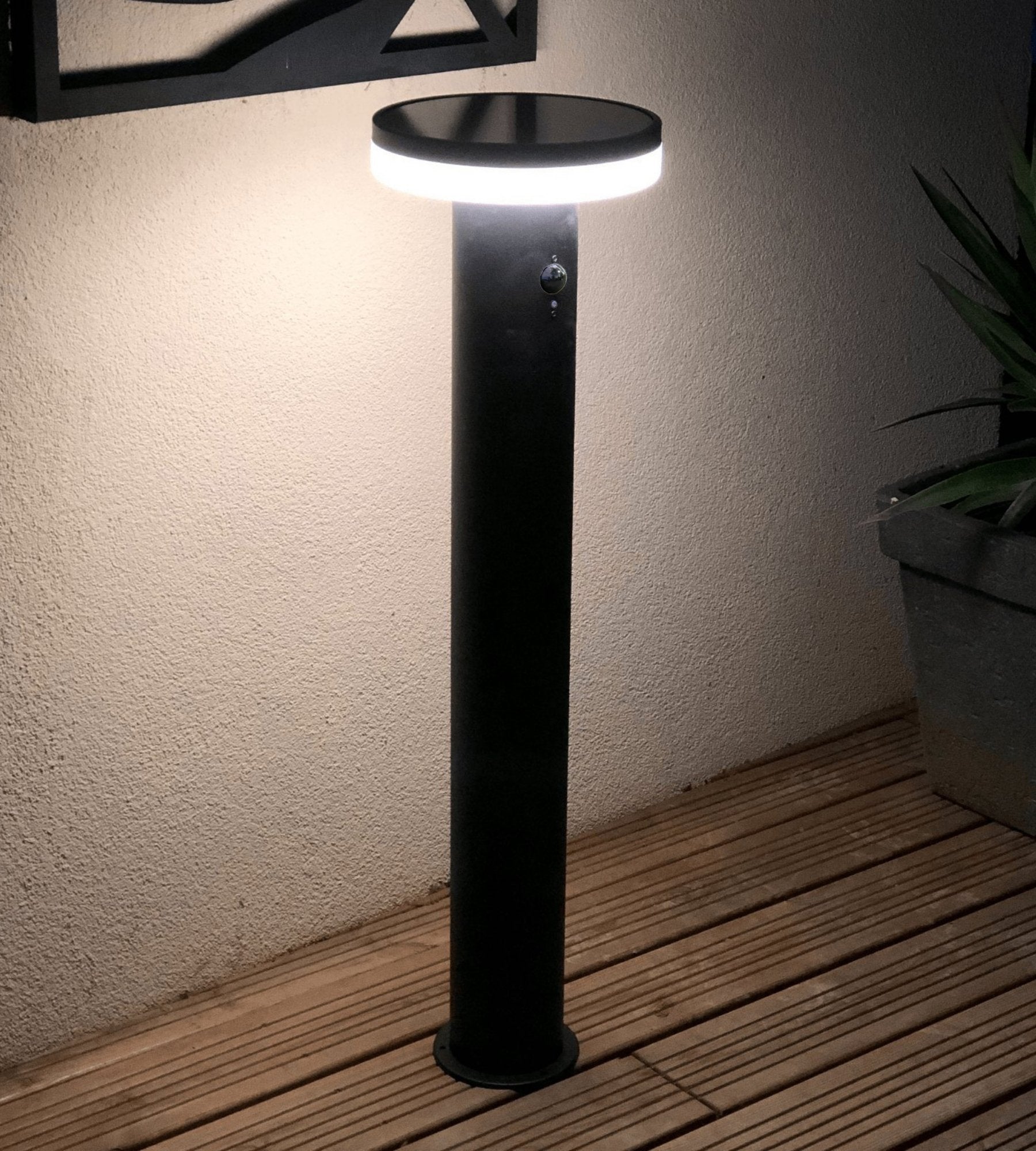Borne Led solaire noire ALTO - Détecteur de mouvements - 3 modes d'éclairage de 150 à 1000 lumens - Lumihome
