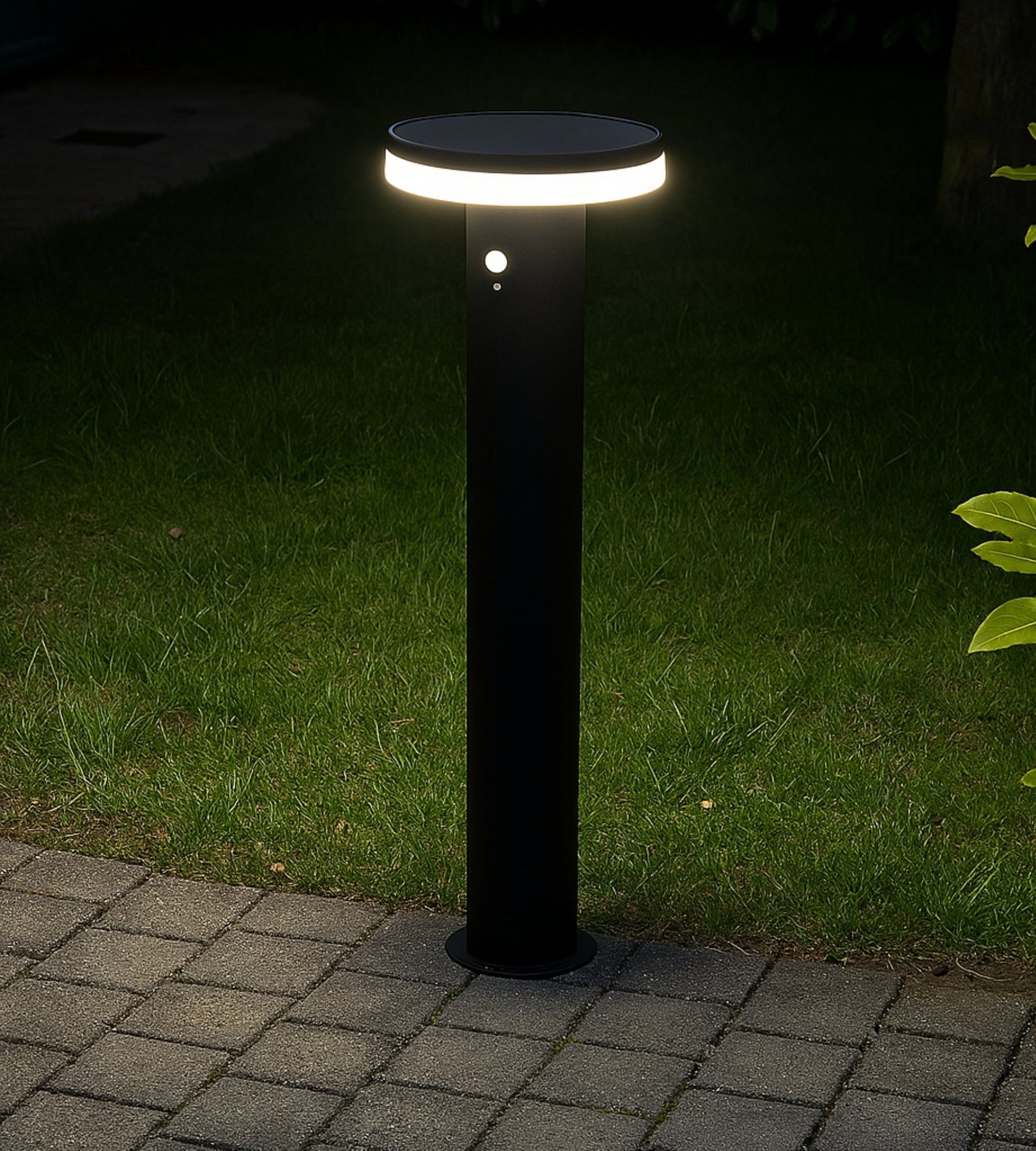 Borne Led solaire noire ALTO - Détecteur de mouvements - 3 modes d'éclairage de 150 à 1000 lumens - Lumihome