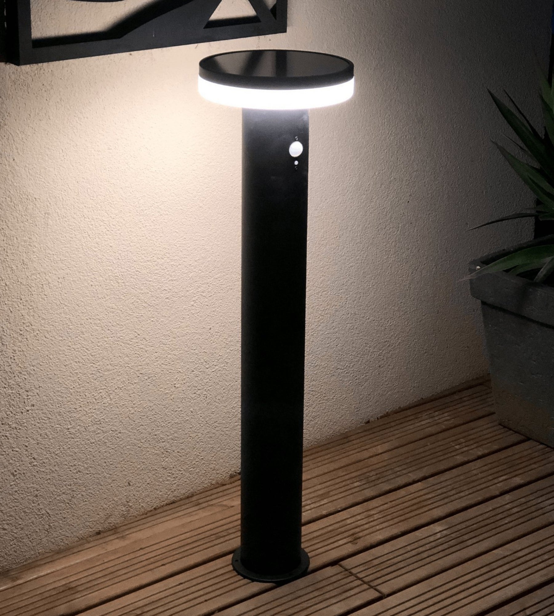 Borne Led solaire ALTO - Détecteur de mouvements - 3 modes d'éclairage de 150 à 1000 lumens