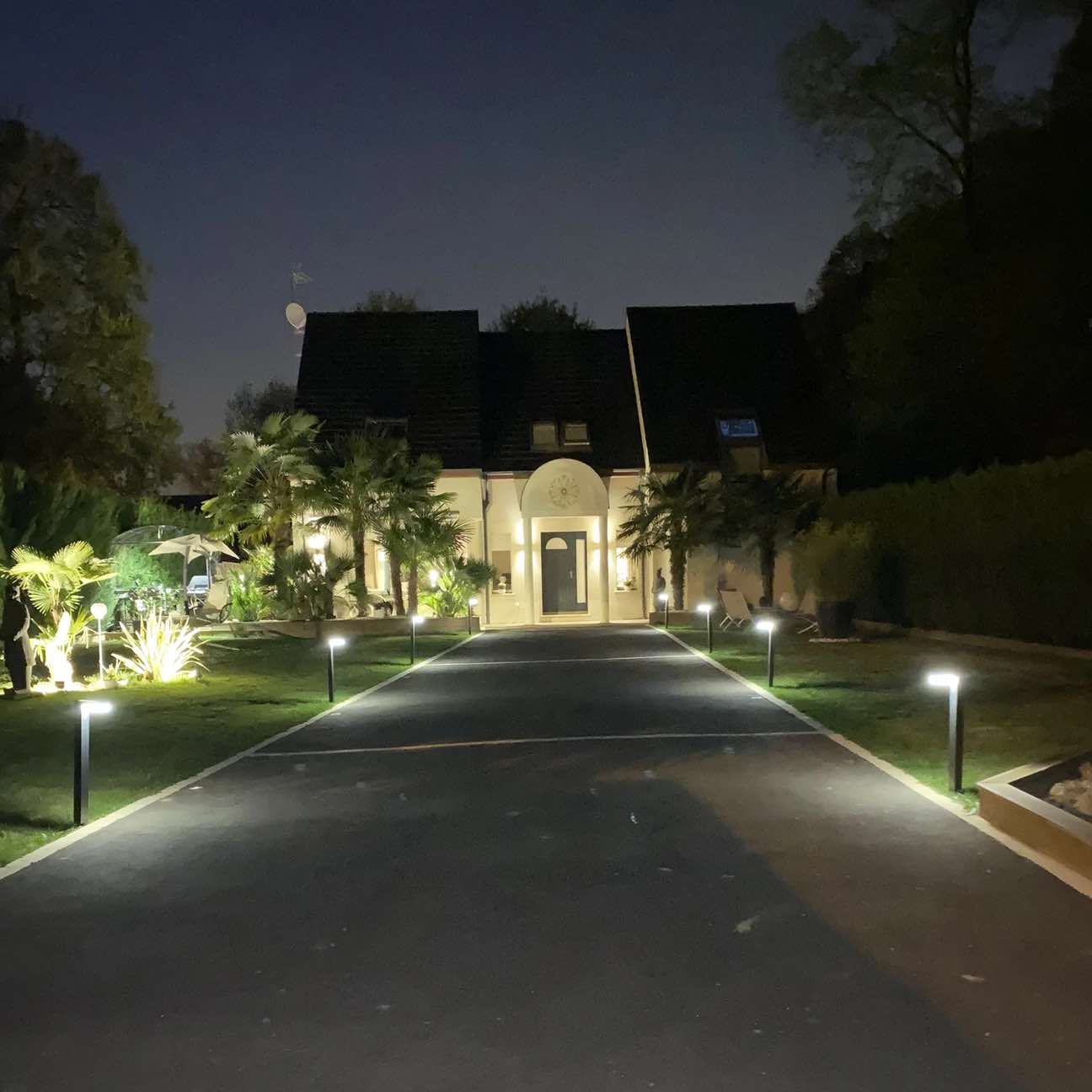 Borne Led Solaire VENUS - Détecteur de mouvements - 3 modes d'éclairage 100 à 1000 lumens - Lumihome