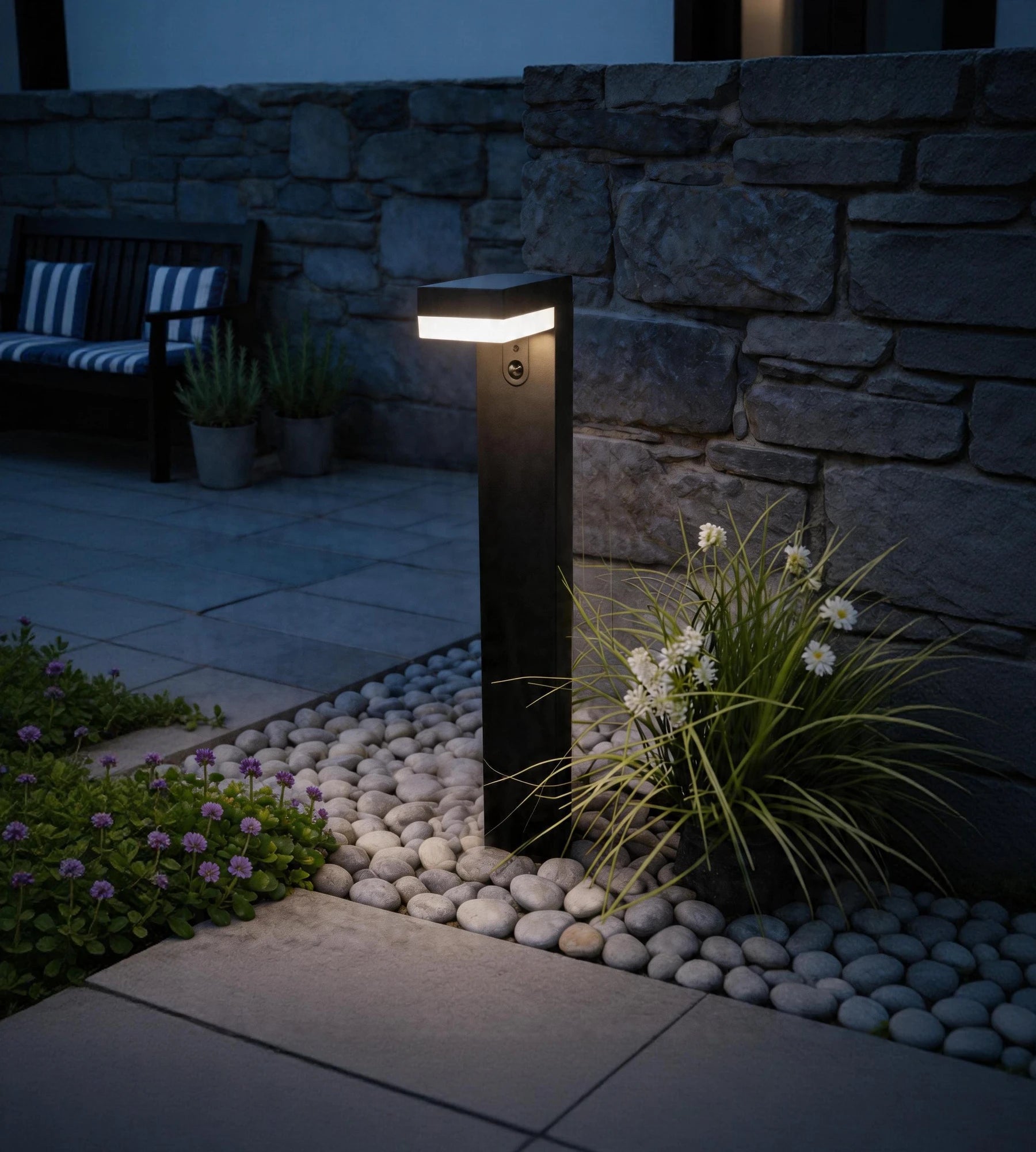 Borne Led Solaire VENUS noire - Détecteur de mouvements - 3 modes d'éclairage 100 à 1000 lumens