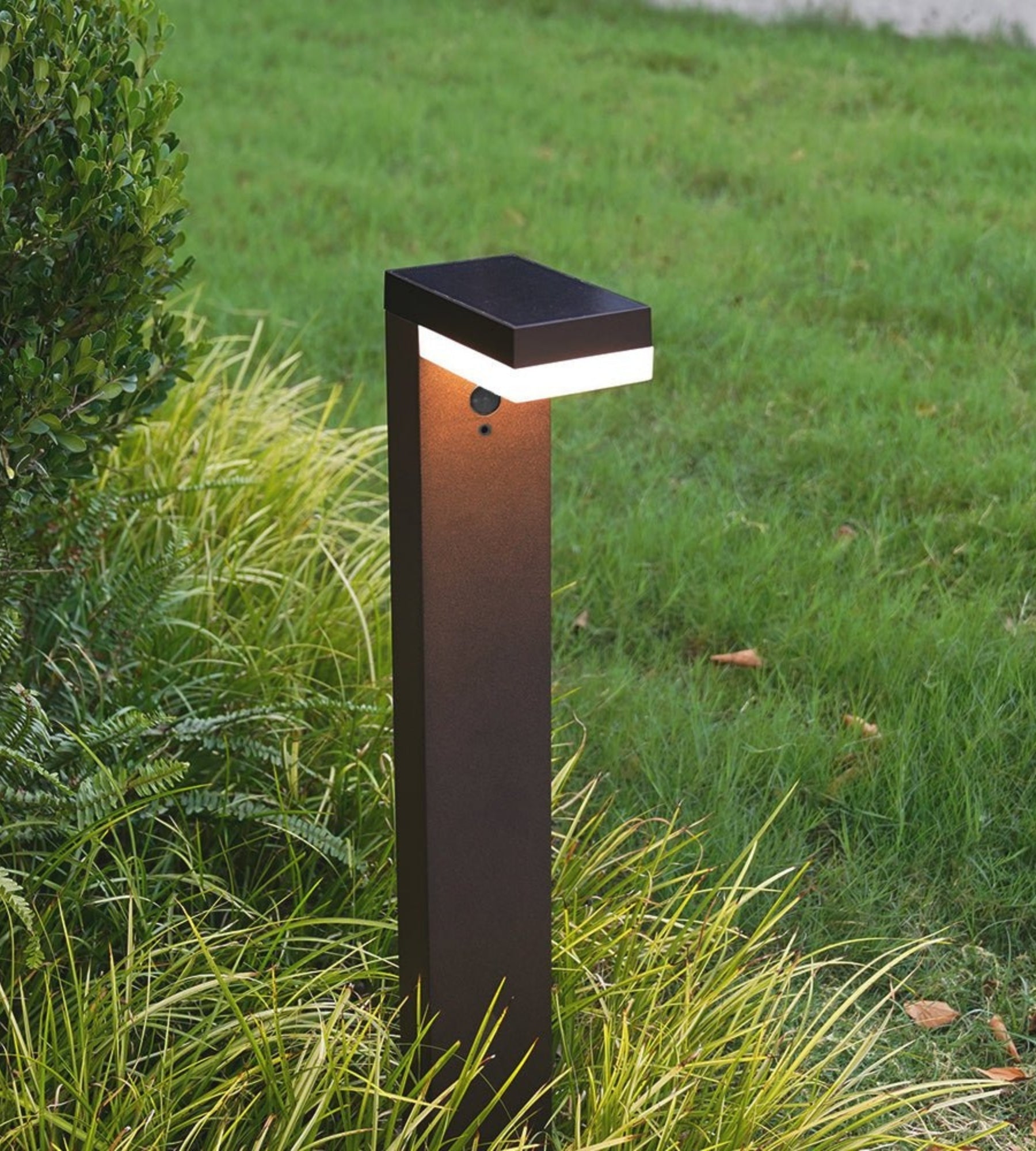 Borne Led Solaire VENUS - Détecteur de mouvements - 3 modes d'éclairage 75 à 600 lumens - Lumihome
