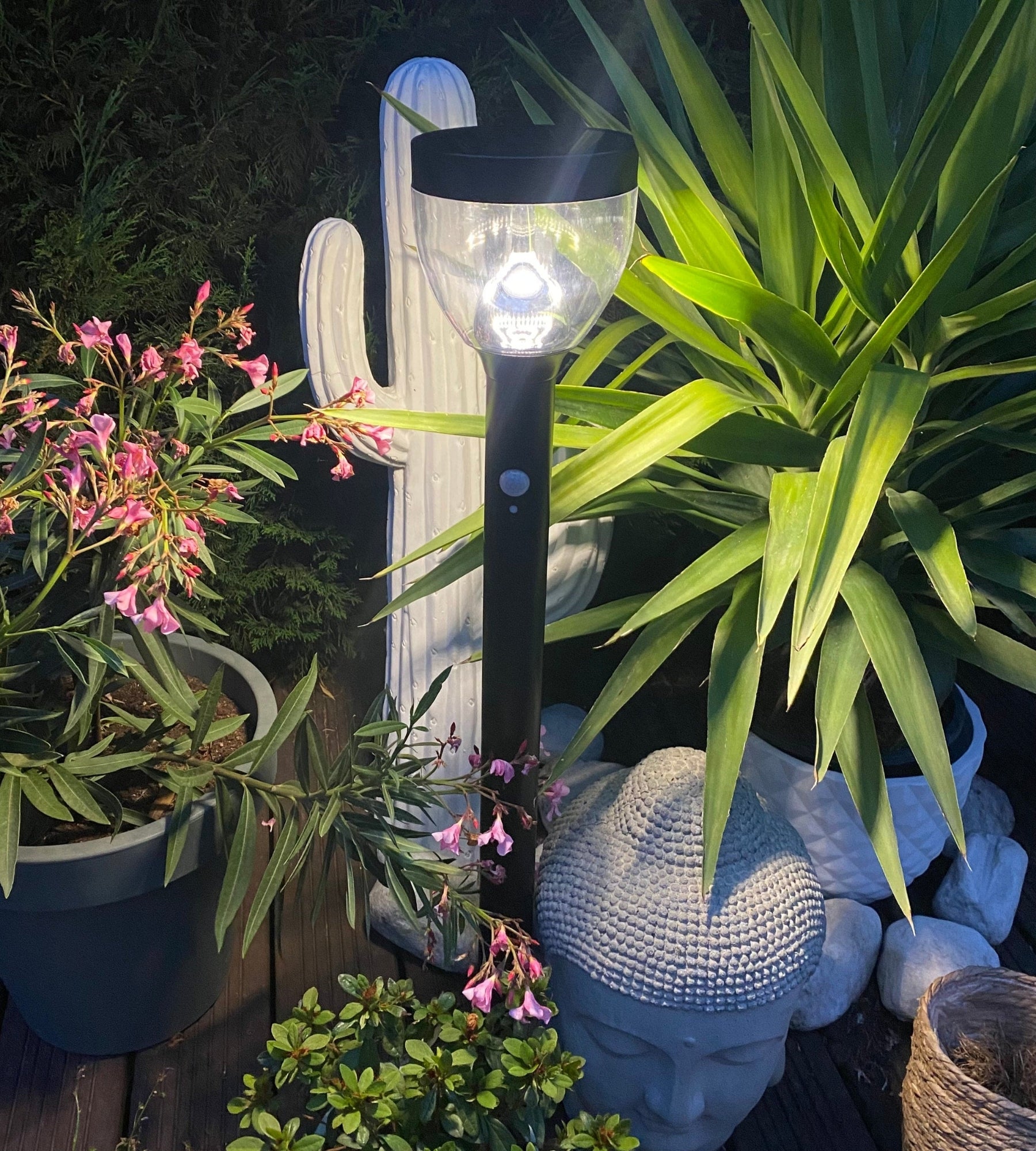 Borne solaire noire LUNA - Détecteur de mouvements - 3 modes d'éclairages de 75 à 600 lumens - Lumihome