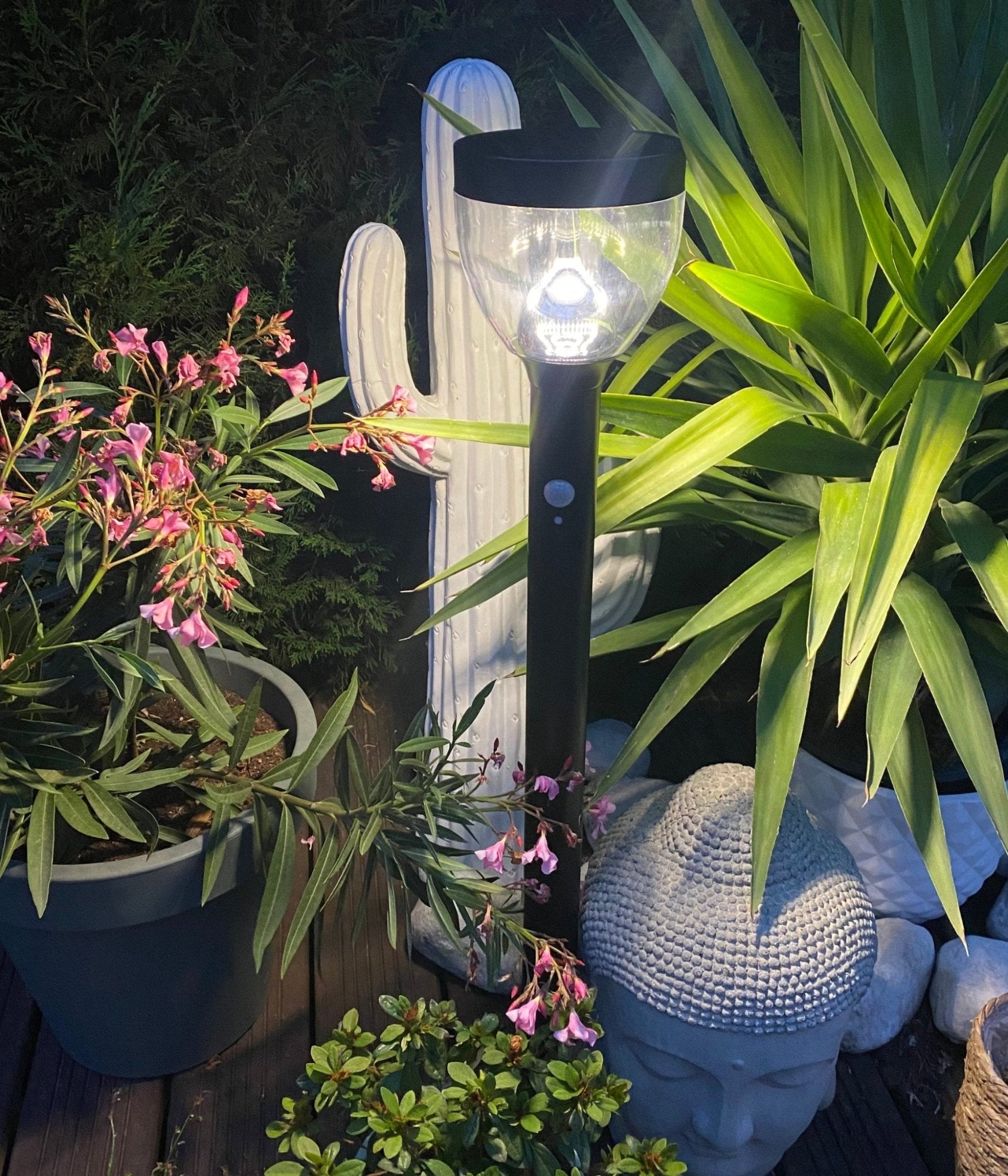 Borne solaire noire LUNA - Détecteur de mouvements - 3 modes d'éclairages de 75 à 600 lumens - Lumihome