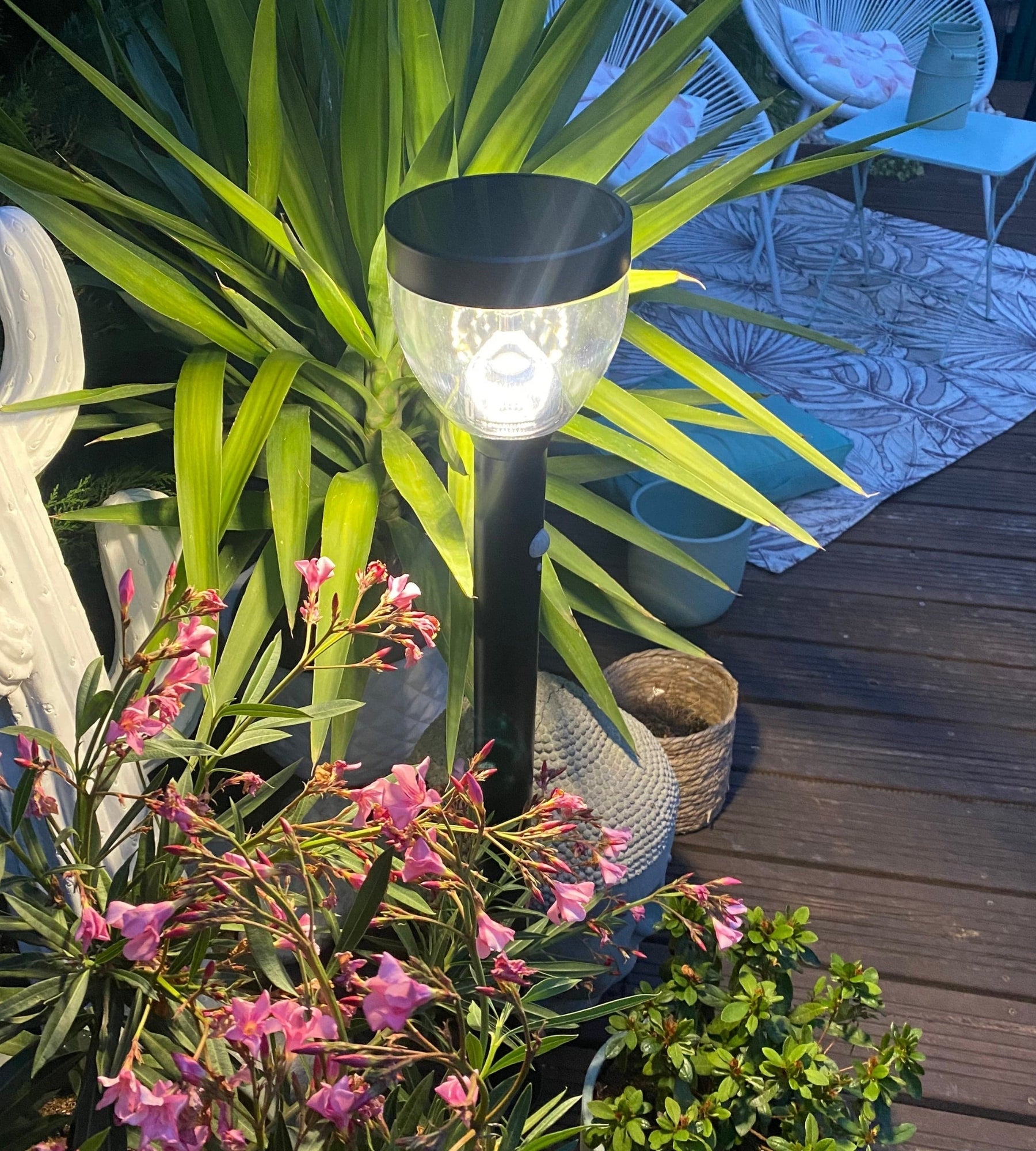 Borne solaire noire LUNA - Détecteur de mouvements - 3 modes d'éclairages de 75 à 600 lumens - Lumihome