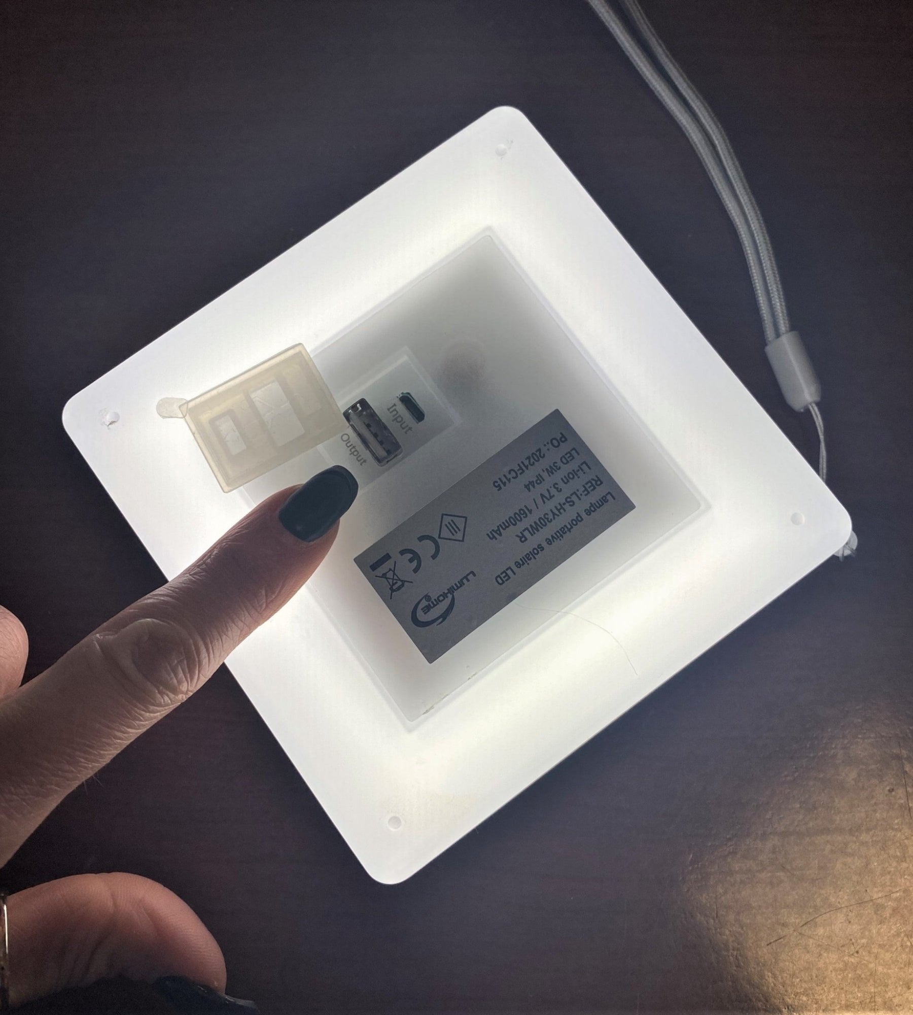 Lampe de table Led solaire NOMADE carré - 5 modes d'éclairages de 40 à 270 lumens - Prise USB - Batterie 1600mAh