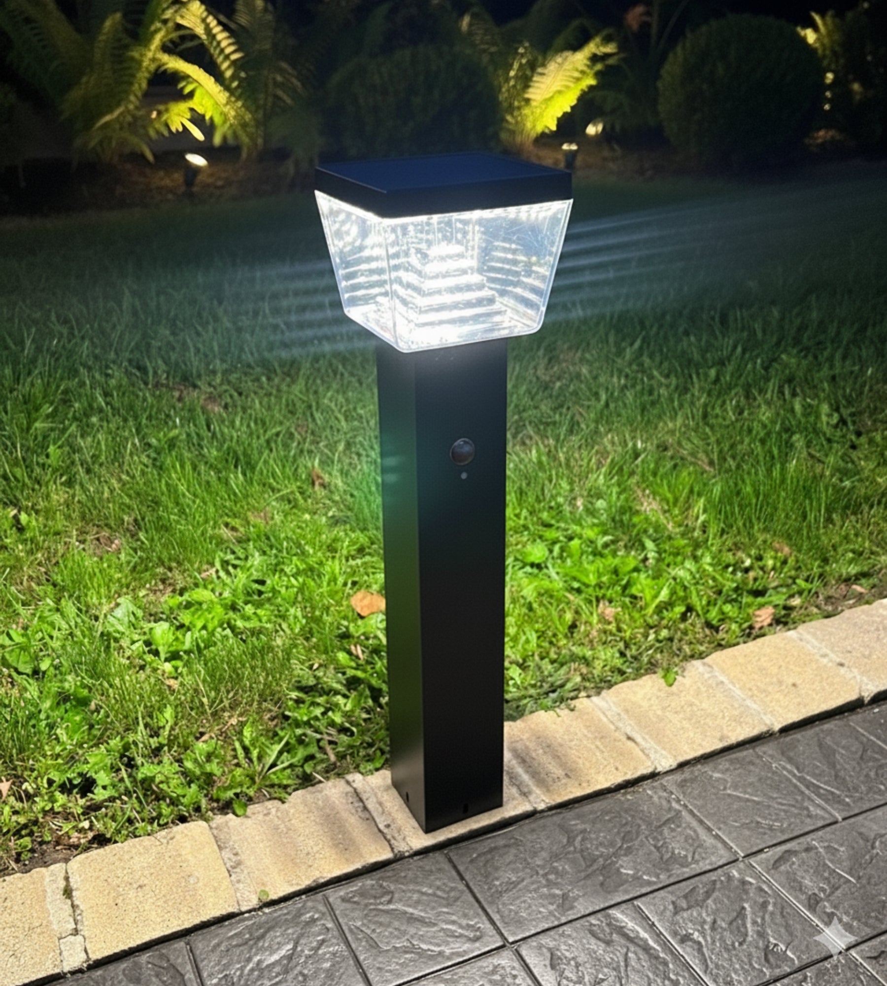 Borne Led solaire LIBERTY - Détecteur de mouvements - 3 modes d'éclairages 100 à 1000 lumens
