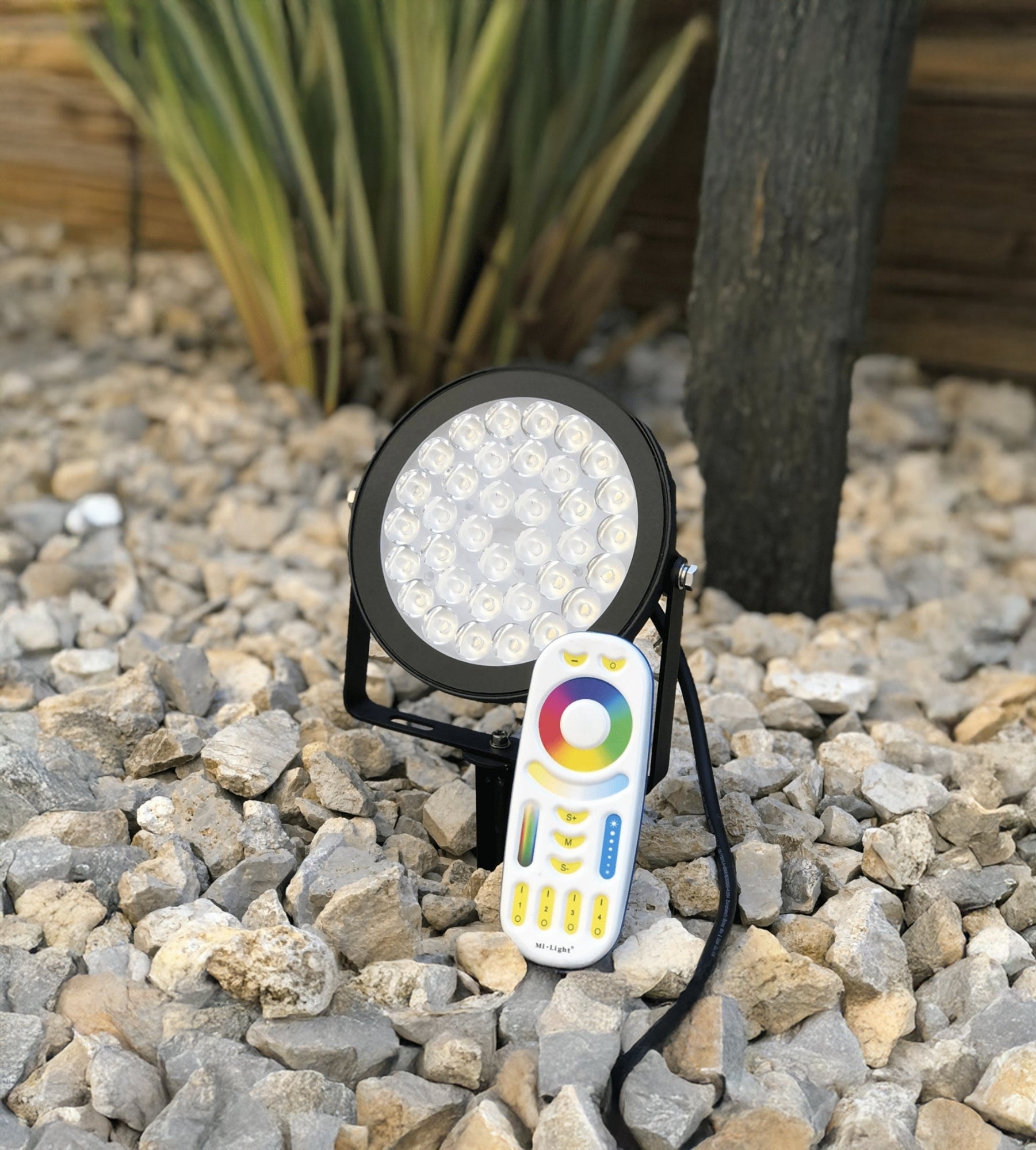 Spot piquet connecté RGB/CCT 15W - FUTC03 - 230V - Ø 17 cm - Télécommandable