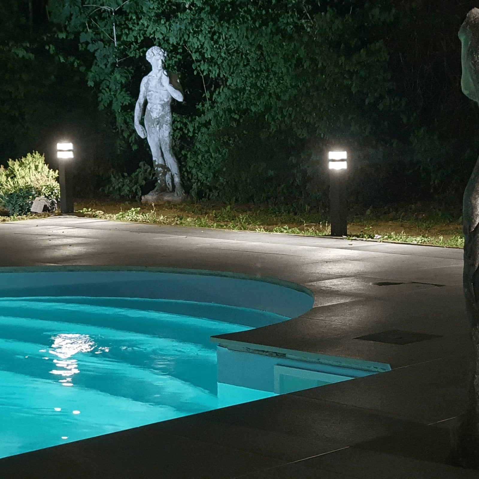 Borne Led Pyramide noire PYR60N–12V - Spécial abords piscine - Hauteur 60 cm - 12V -1000 lumens - Transformateur non fourni - Lumihome-France.com