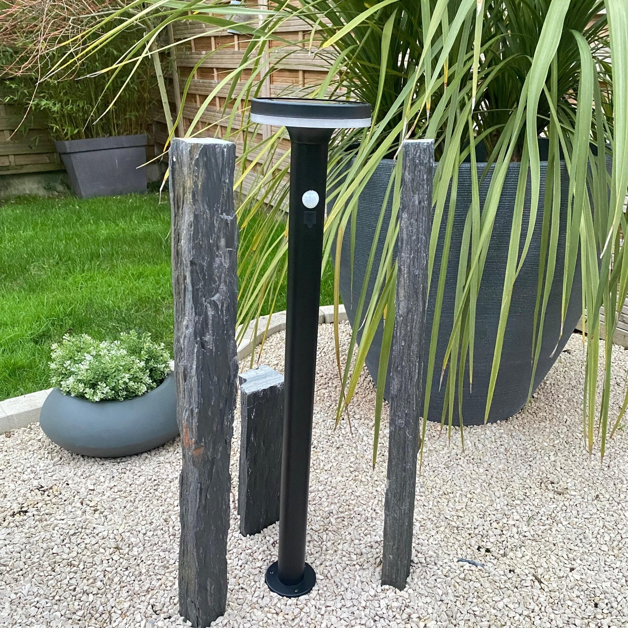 Borne Led solaire LIVING - Détecteur de mouvements - 3 modes d'éclairages 75 à 600 lumens - Lumihome