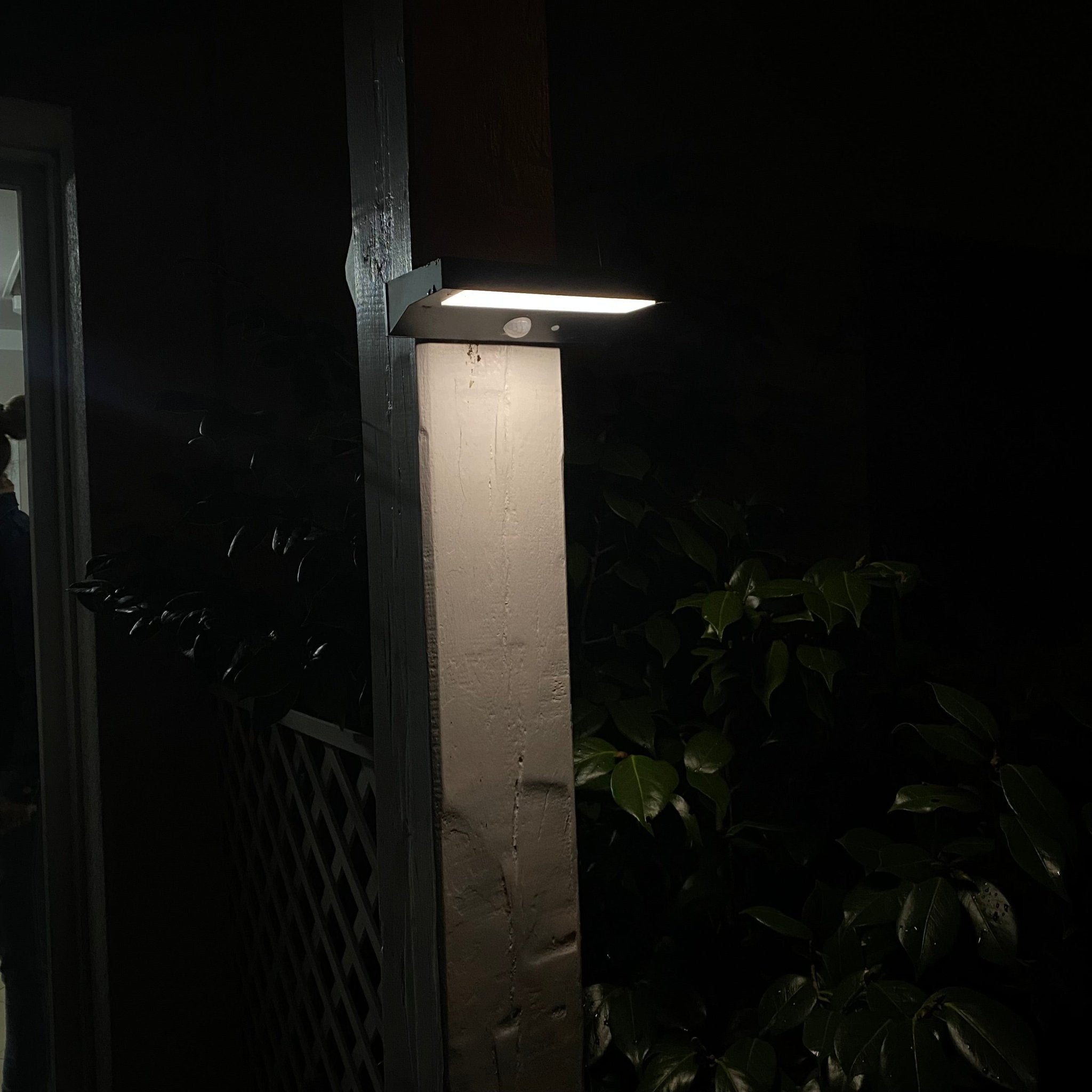 PULSAR Solar Led Wandleuchte für den Außenbereich - Bewegungsmelder - 3 Lichtmodi 75 bis 600 Lumen - Lumihome-Deutschland.com
