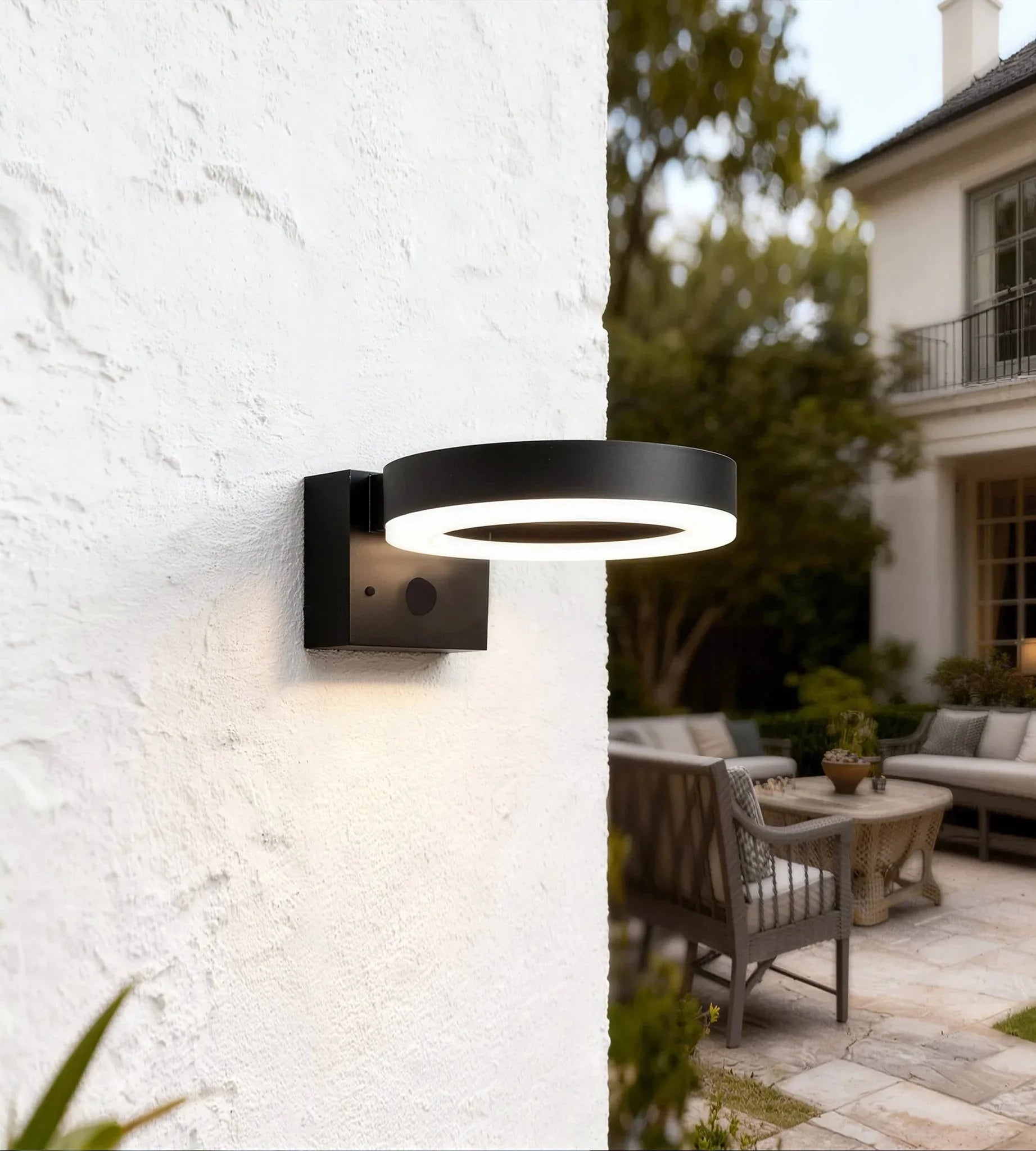 DAYTONA Solar Outdoor LED Wall Light - Motion Sensor - 3 Lighting Modes 75 to 600 Lumens - Lumihome