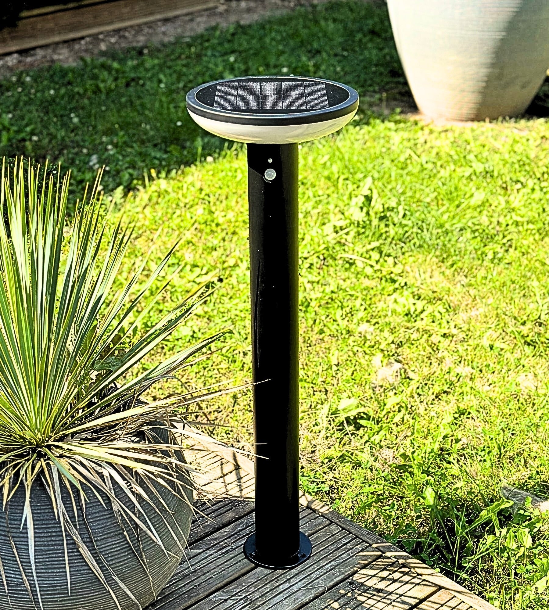 HALO+ solar-powered remote-controlled Led bollard - Lumihome