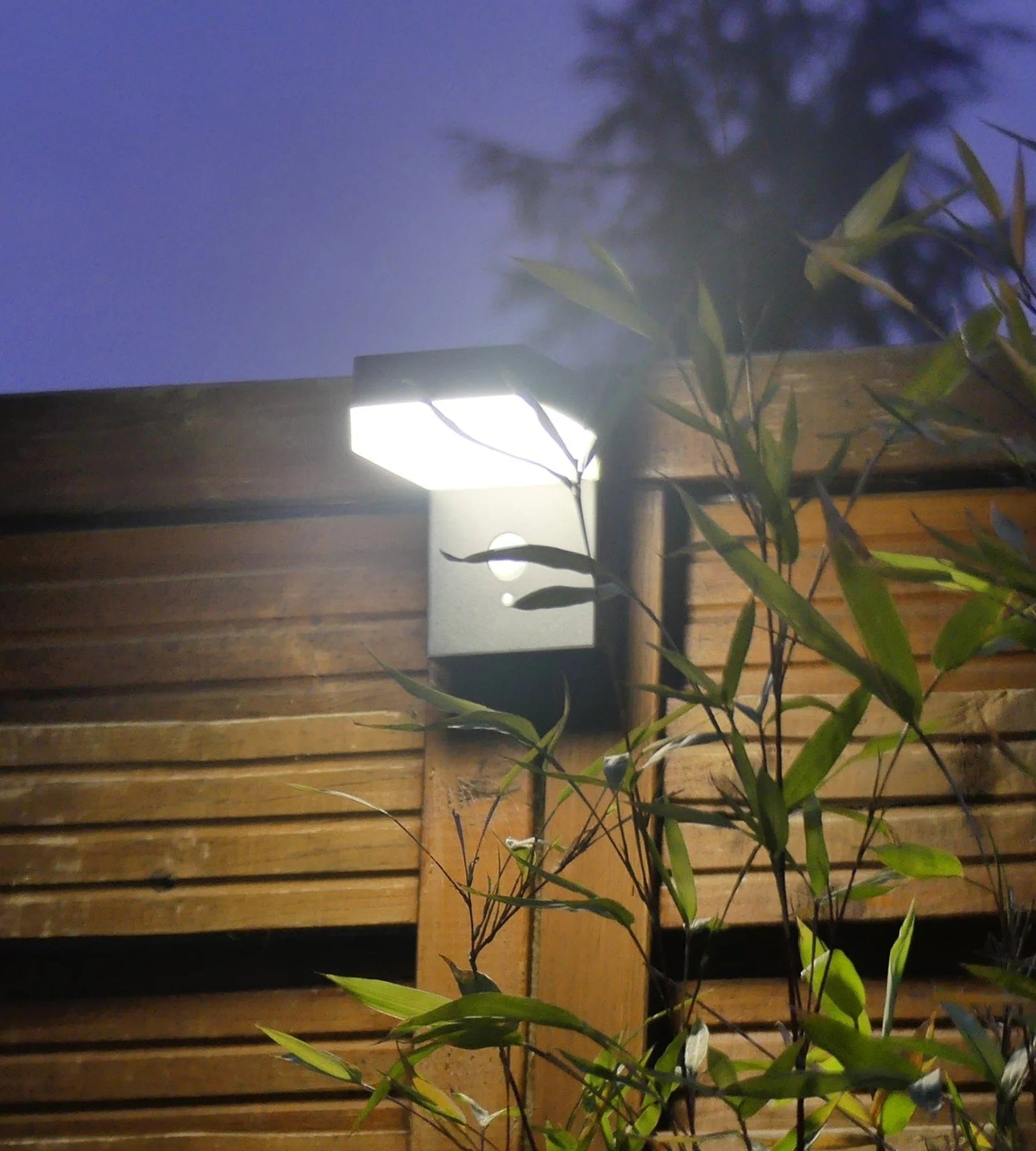 Applique Led extérieur solaire VENUS - Détecteur de mouvements - 3 modes d'éclairage 100 à 1000 lumens - Lumihome