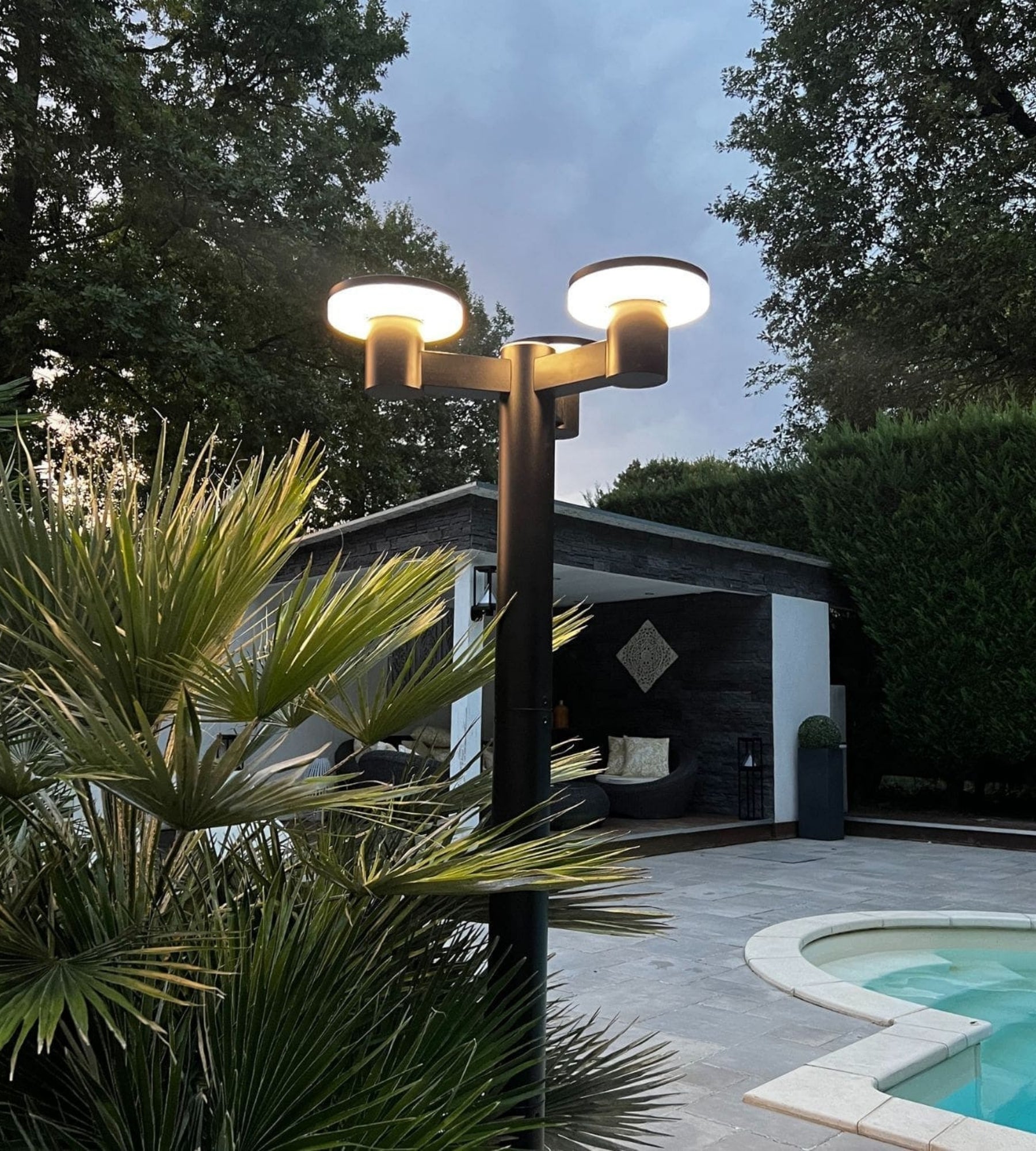 Farola solar Led ALTO 3000 - Altura 2m - Mando a distancia - 300 a 3000 lúmenes