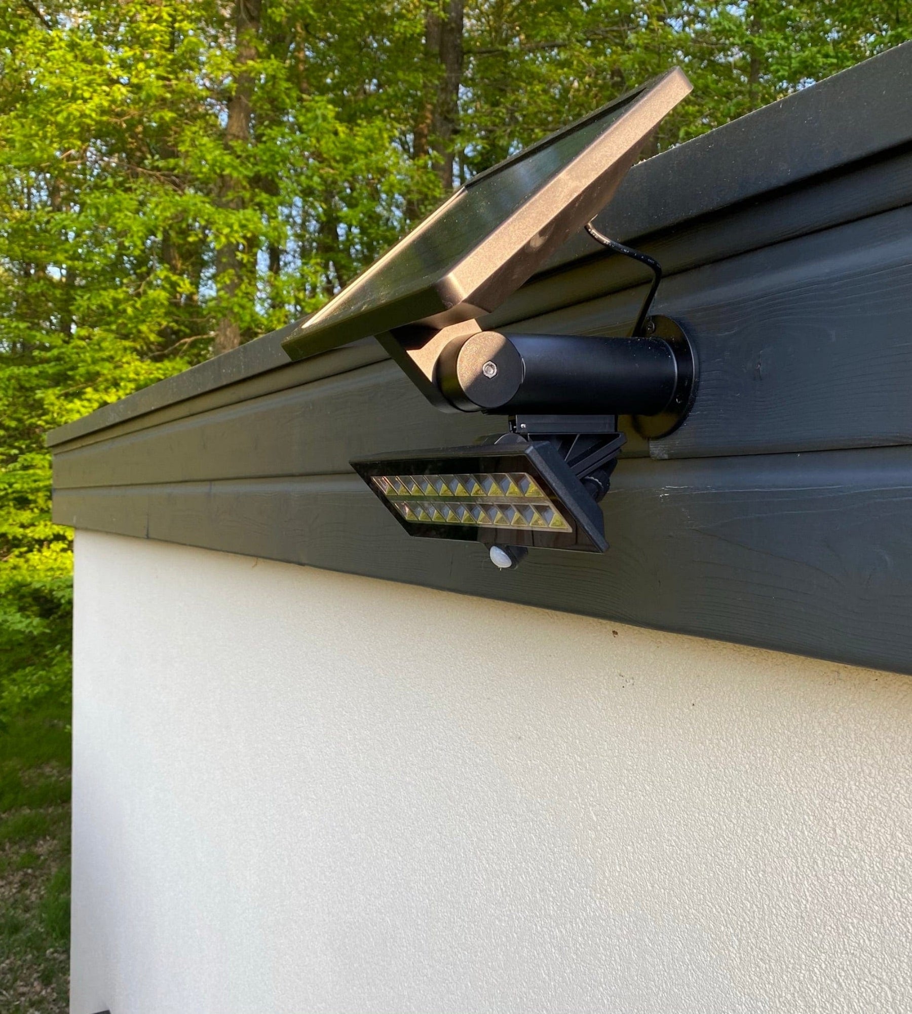 Foco LED solar ultrapotente POWER-2000 - Detector de movimiento - 3 modos de iluminación De 200 a 1800 lúmenes