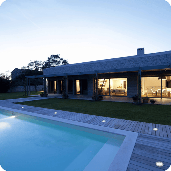 Illuminazione a bordo piscina