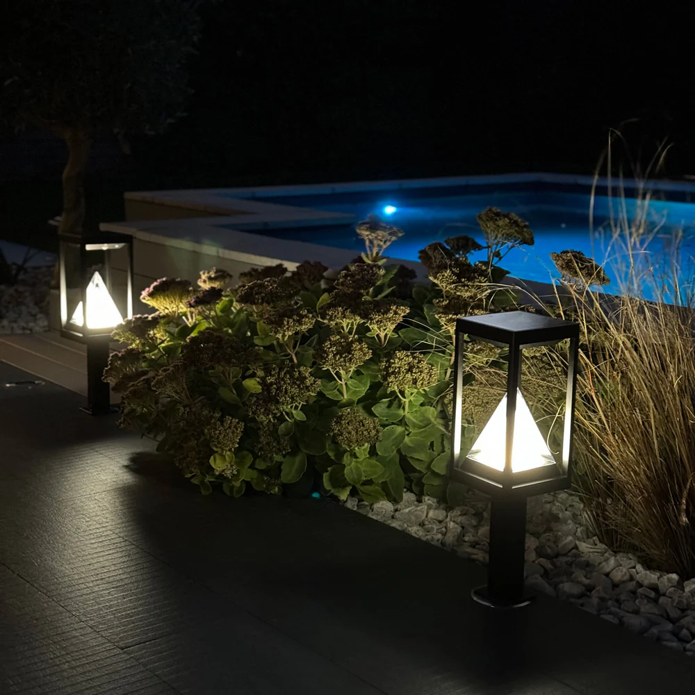Ein beleuchteter Außenbereich mit Lumihome-Lösungen