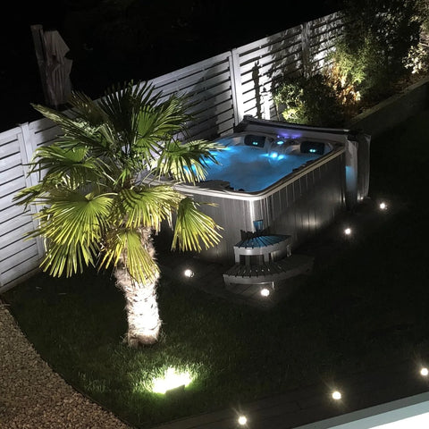 kaltweiße Poolbeleuchtung