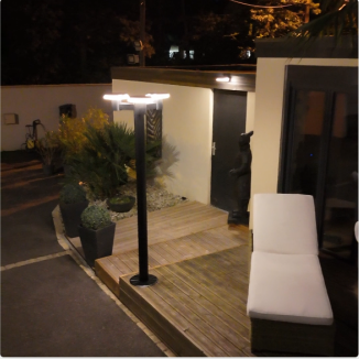 Terrasse verwandelt durch die Solar-Stehlampe ALTO 3000